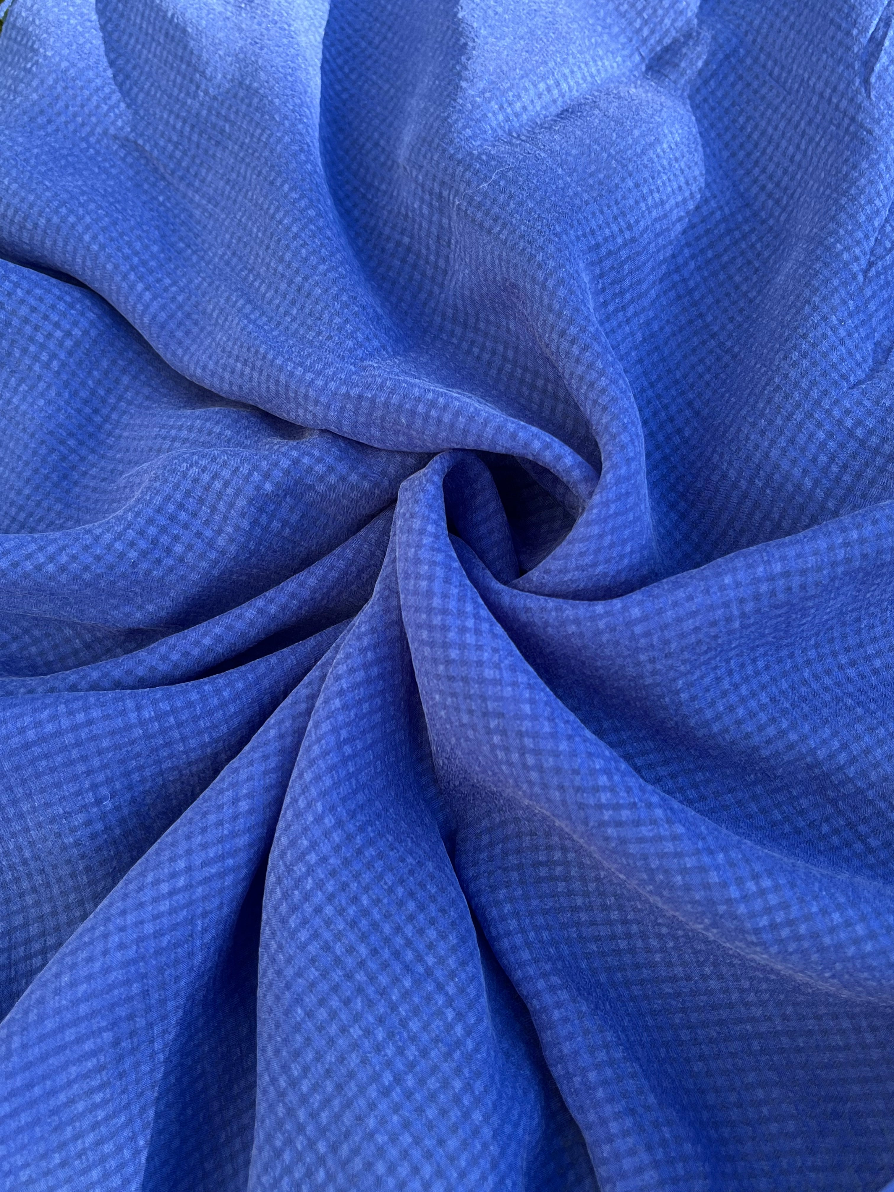 Şeffaf Deniz Mavisi Gingham Desenli Taşlı İpek Saten Saf İpek, Metre Metre İpek, İpek Şifon, Dut İpeği, İpek Metre, Ağır İpek, Lüks İpek Kumaş. 12mm/ 143 cm genişlik.