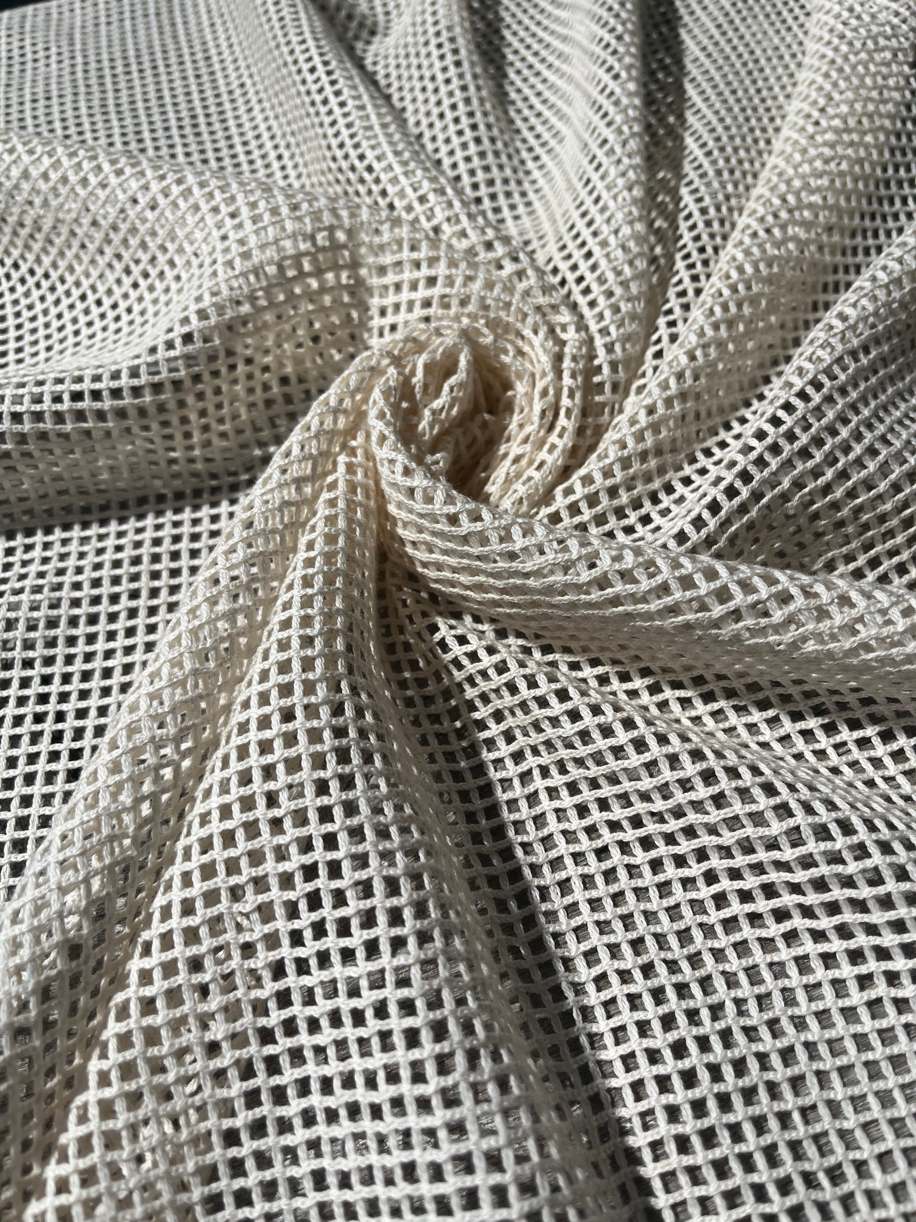 Tissu biologique doux en coton maillé, blanc écru - options de couleur noire disponibles, tissu en maille fluide transparent et doux.