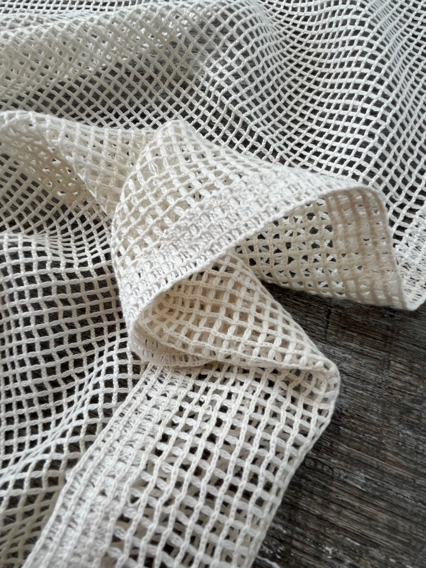 Tissu biologique doux en coton maillé, blanc écru - options de couleur noire disponibles, tissu en maille fluide transparent et doux.