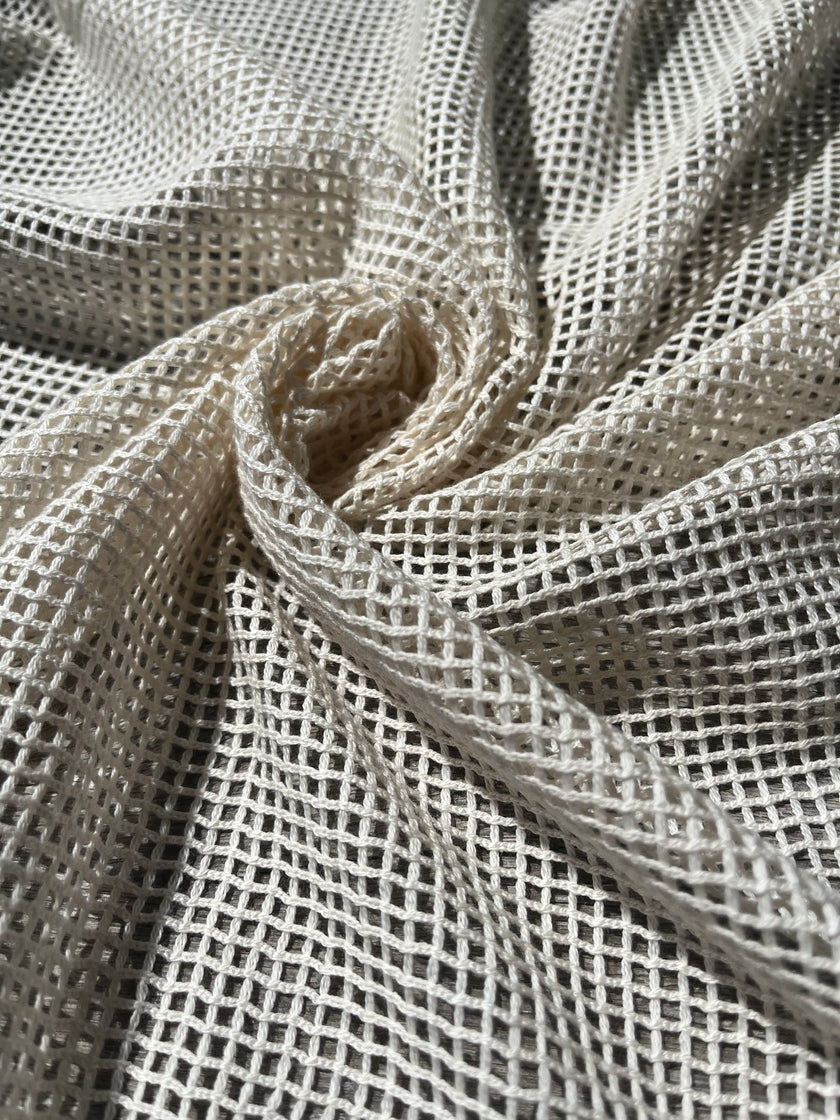 Tissu biologique doux en coton maillé, blanc écru - options de couleur noire disponibles, tissu en maille fluide transparent et doux.
