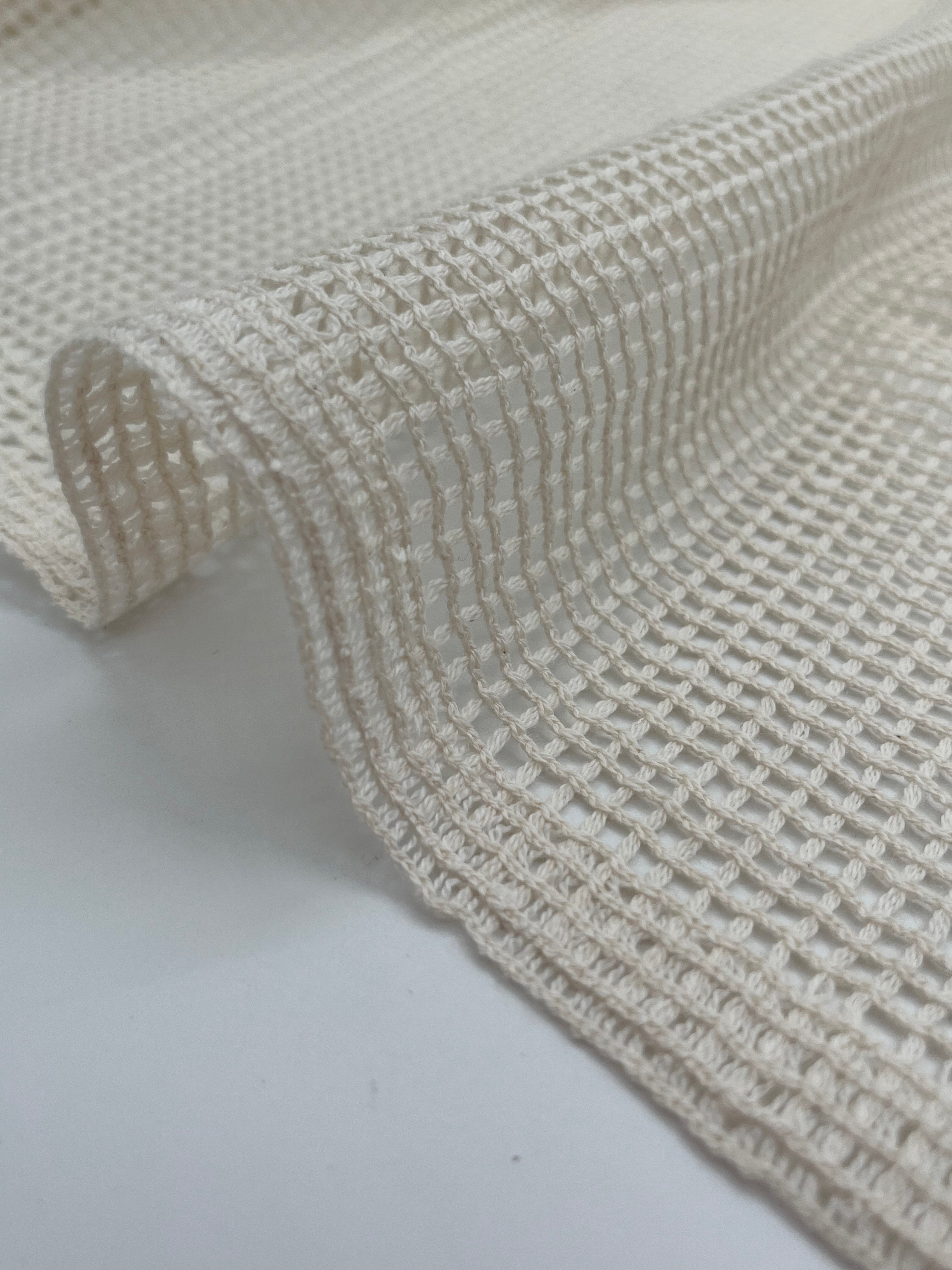 Tissu biologique doux en coton maillé, blanc écru - options de couleur noire disponibles, tissu en maille fluide transparent et doux.