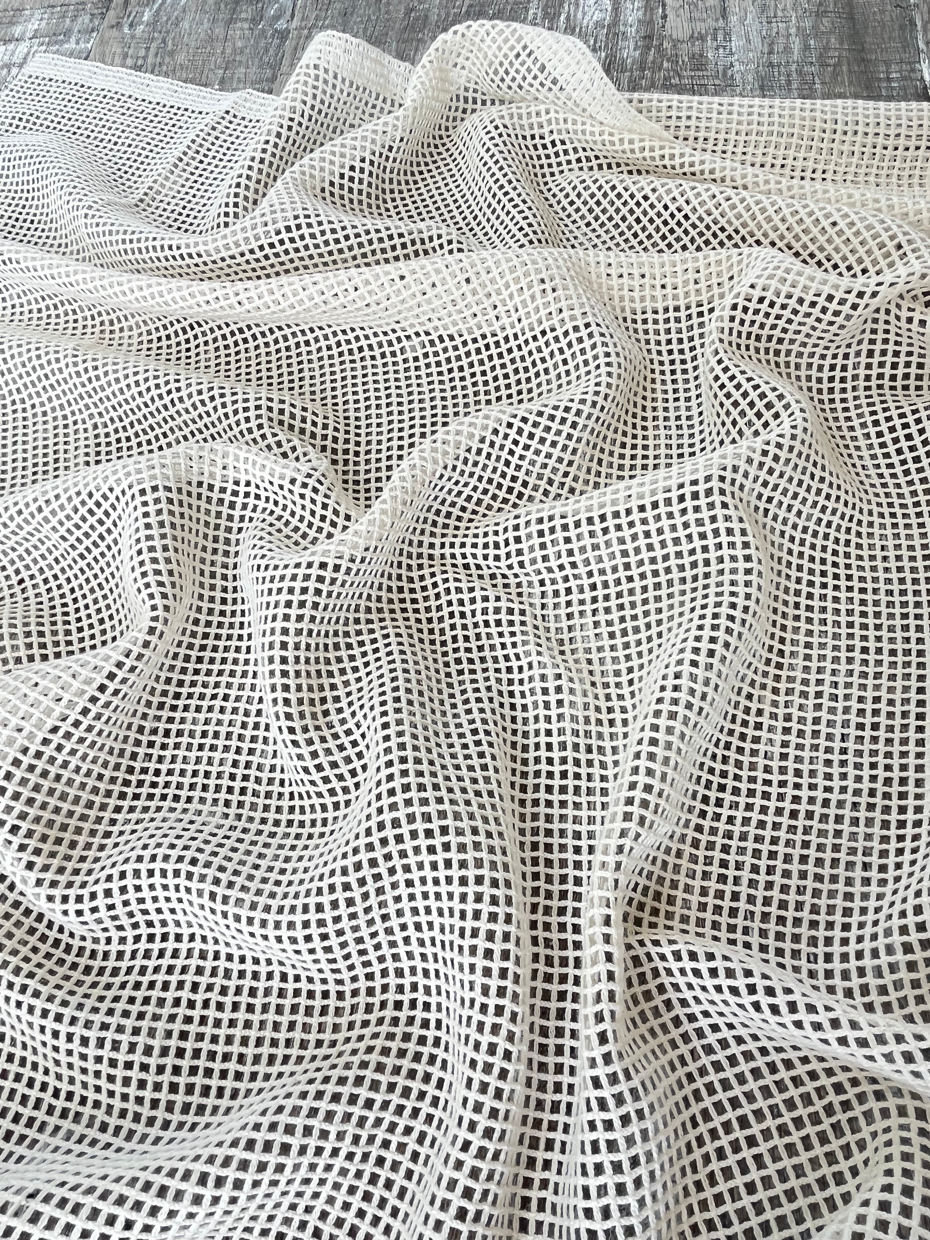 Tissu biologique doux en coton maillé, blanc écru - options de couleur noire disponibles, tissu en maille fluide transparent et doux.