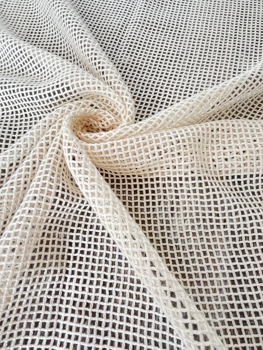 Tissu biologique doux en coton maillé, blanc écru - options de couleur noire disponibles, tissu en maille fluide transparent et doux.