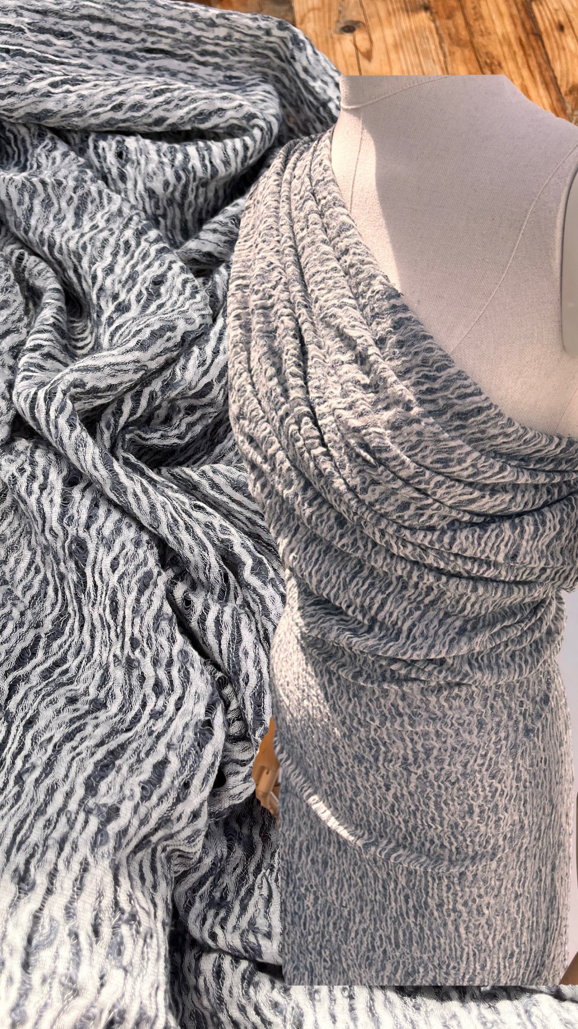 Tissu en lin gris bleuté par cour, tissu en coton biologique, tissus naturels semi-transparents texturés à la main.