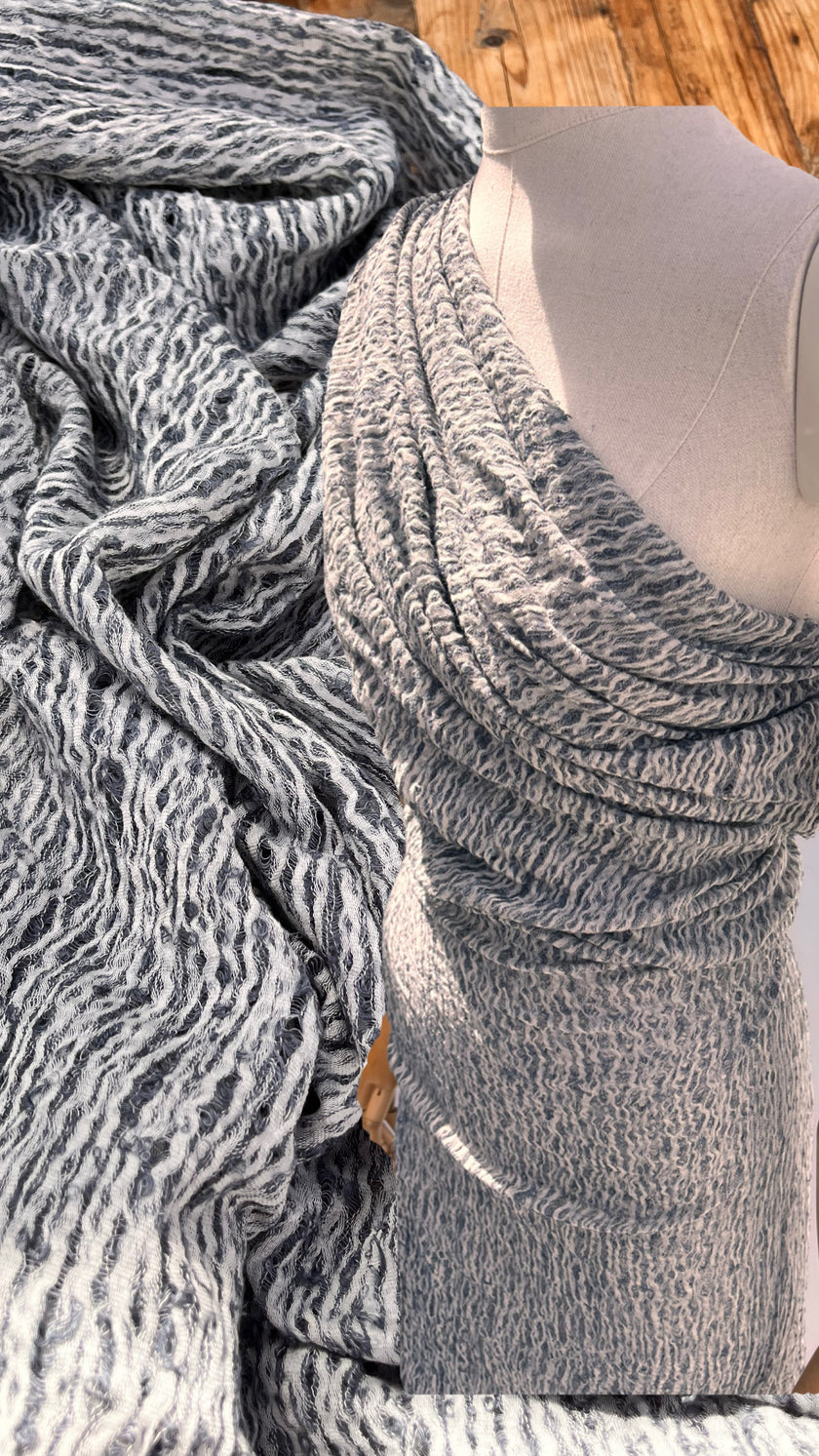 Tissu en lin gris bleuté par cour, tissu en coton biologique, tissus naturels semi-transparents texturés à la main.