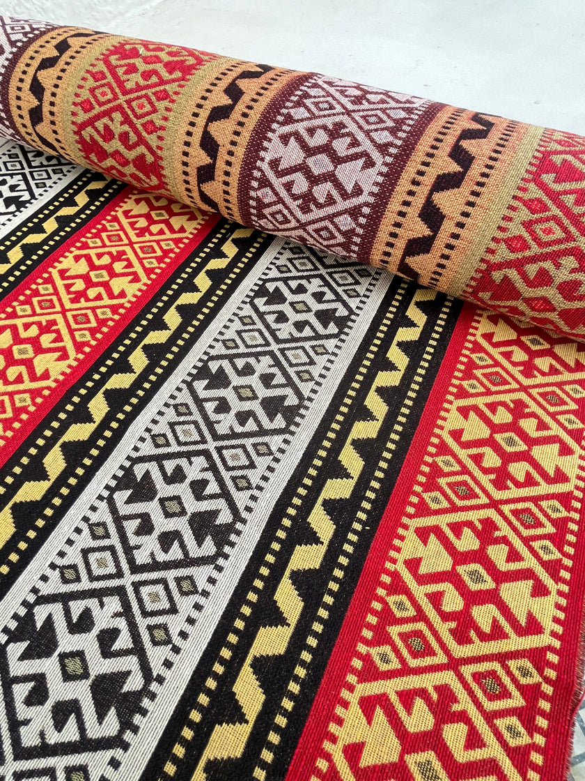 Ağır Gramajlı Kalın Jakarlı Pamuklu Kumaş Metre Başına 400/m2 - Döşemelik Geleneksel Anadolu Etnik Desenli - Döşemelik Kumaşlar. %70 Pamuk %30 Polyester - 140 cm Genişlik. Halı Dokuma. Çok Renkli Seçenekler, Sarı Mavi, Kırmızı Siyah Renk.