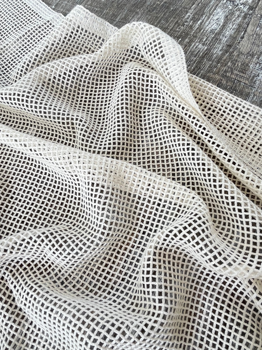 Tissu biologique doux en coton maillé, blanc écru - options de couleur noire disponibles, tissu en maille fluide transparent et doux.