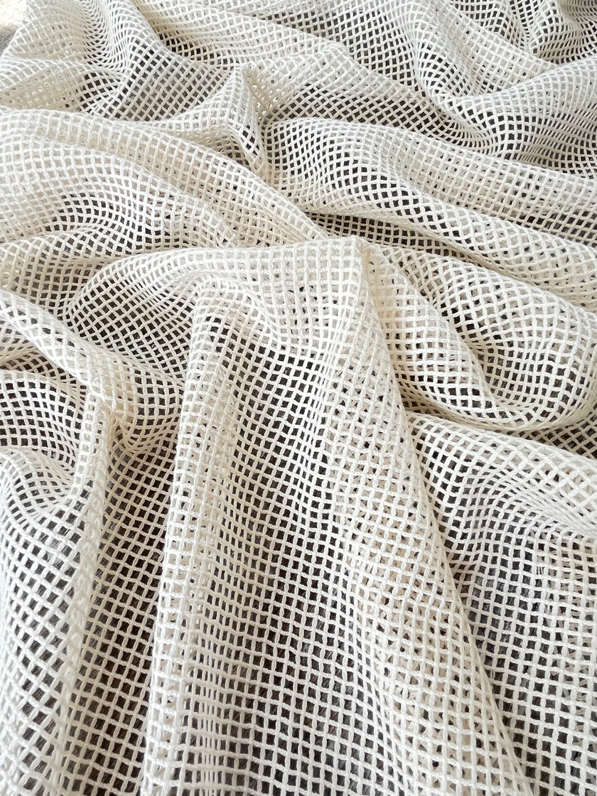Tissu biologique doux en coton maillé, blanc écru - options de couleur noire disponibles, tissu en maille fluide transparent et doux.