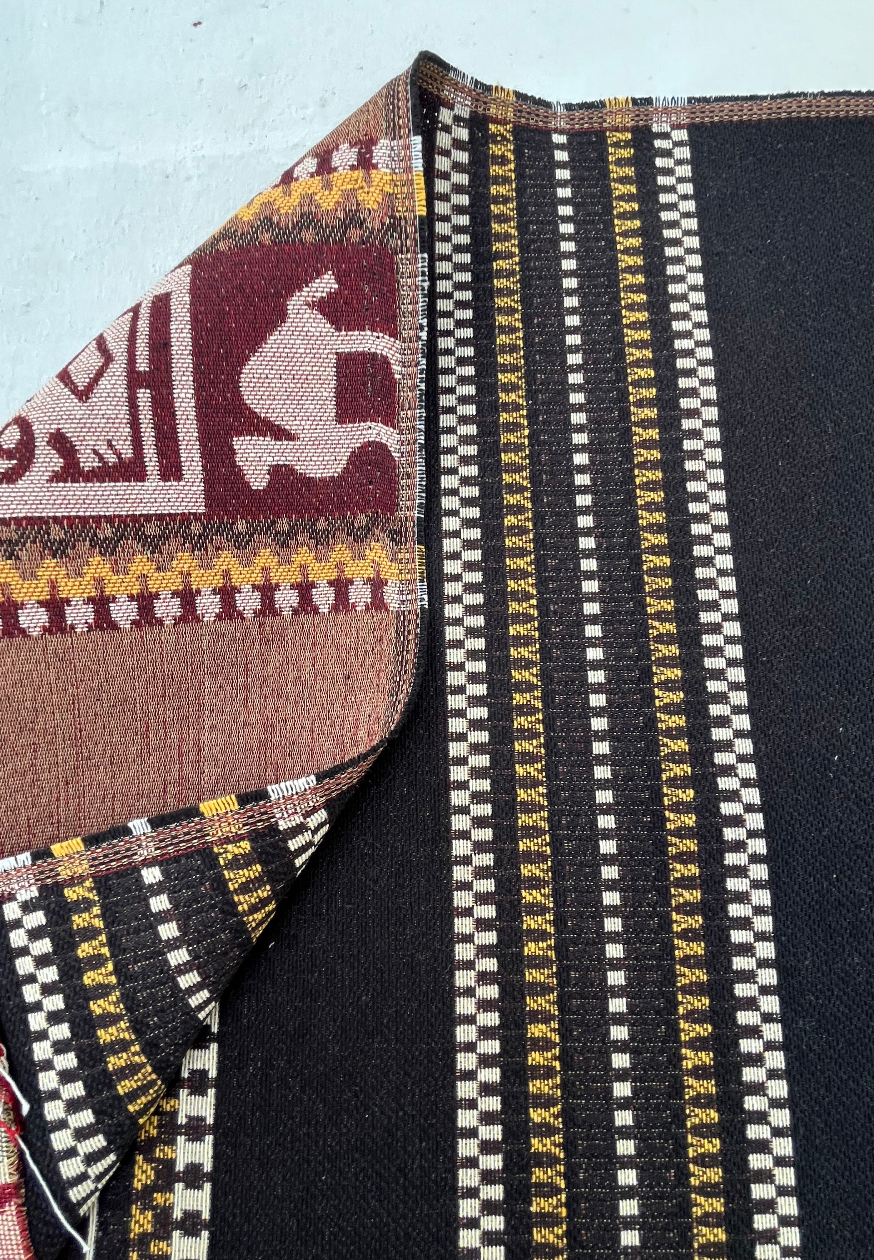 Ağır Ağırlık Kalın Jakarlı Pamuklu Kumaş Metre 400/m2 - Döşemelik Geleneksel Anadolu Etnik Desenli - Döşemelik Kumaşlar. %70 Pamuk %30 Polyester - 140 cm Genişlik. Halı Dokuma Mavi, Kırmızı, Sarı, Siyah Çok Renkli Seçenekler