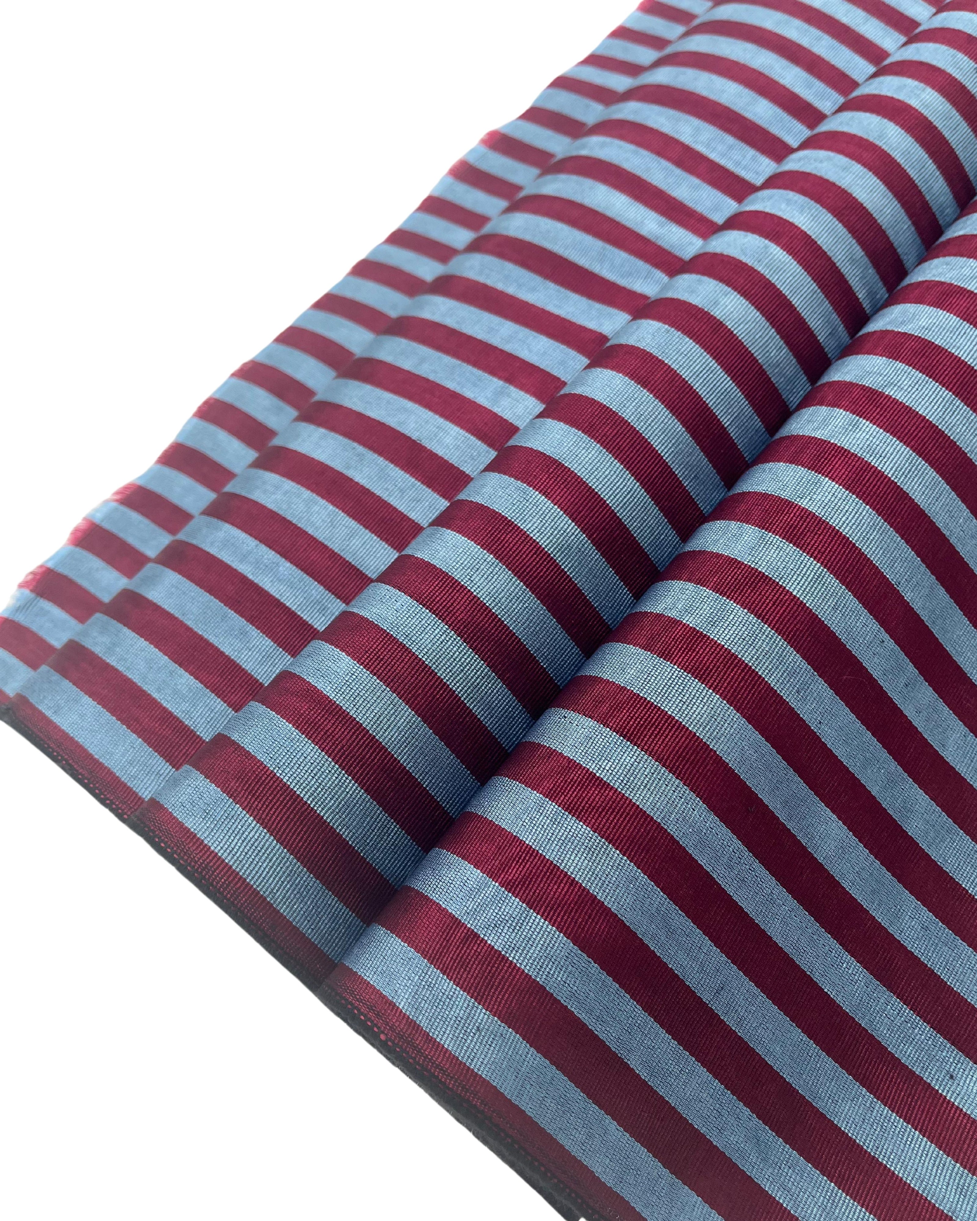 Rembourrage luxueux en soie rayé bleu bordeaux pour tête de lit ottoman, tissus d'intérieur pour textiles de maison : housses d'oreiller, motifs inspirés du kimono, motifs en filigrane.