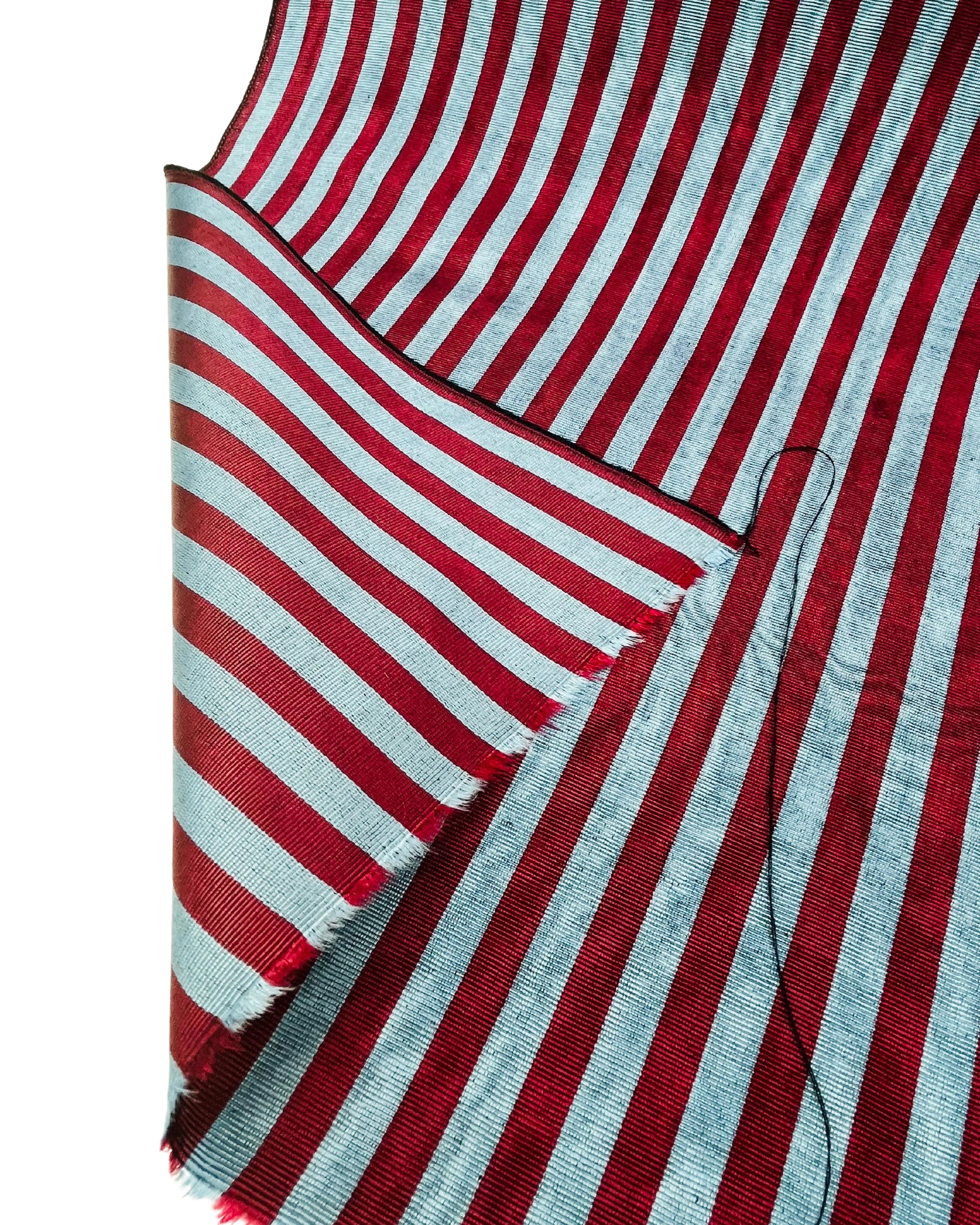 Rembourrage luxueux en soie rayé bleu bordeaux pour tête de lit ottoman, tissus d'intérieur pour textiles de maison : housses d'oreiller, motifs inspirés du kimono, motifs en filigrane.
