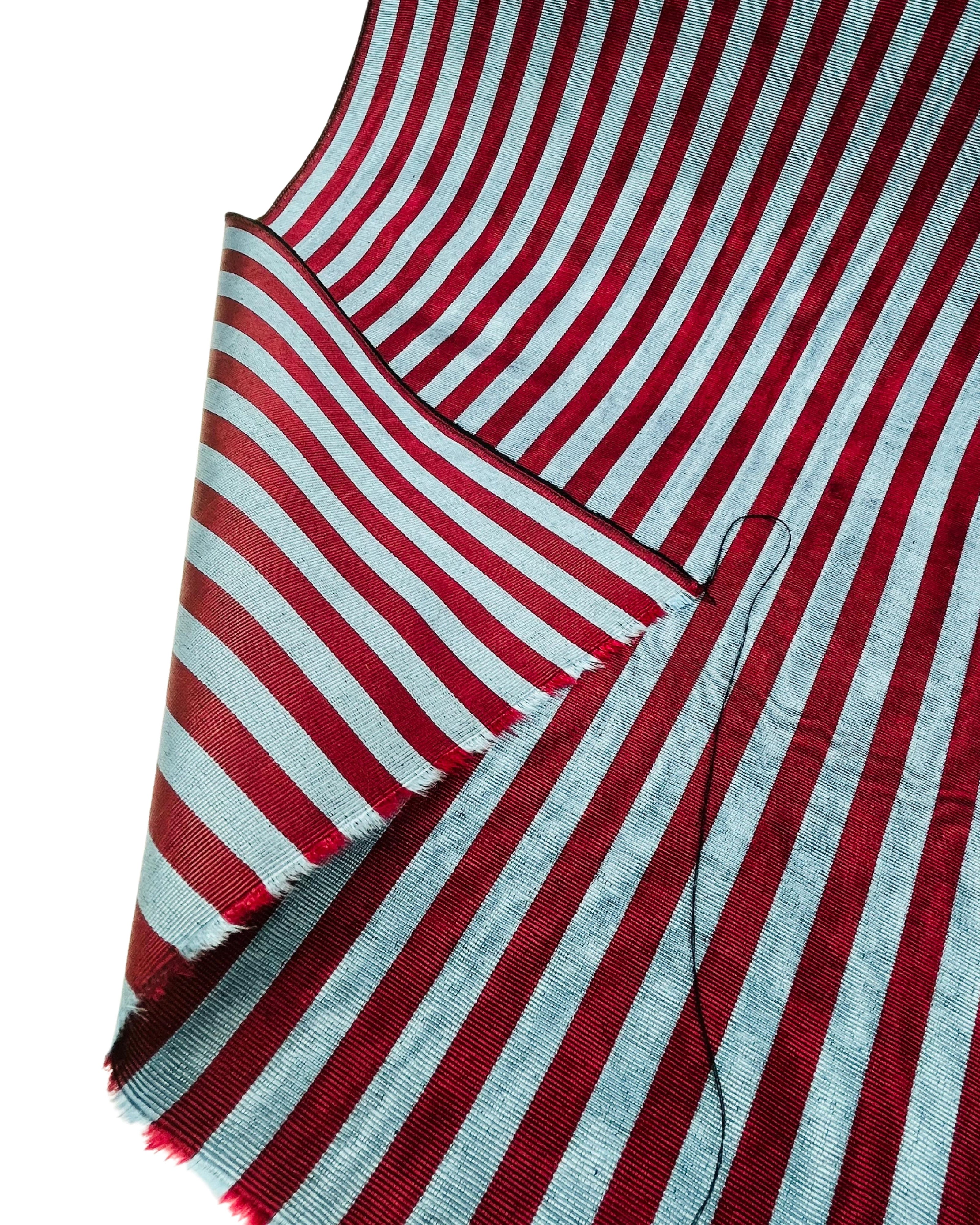 Rembourrage luxueux en soie rayé bleu bordeaux pour tête de lit ottoman, tissus d'intérieur pour textiles de maison : housses d'oreiller, motifs inspirés du kimono, motifs en filigrane.
