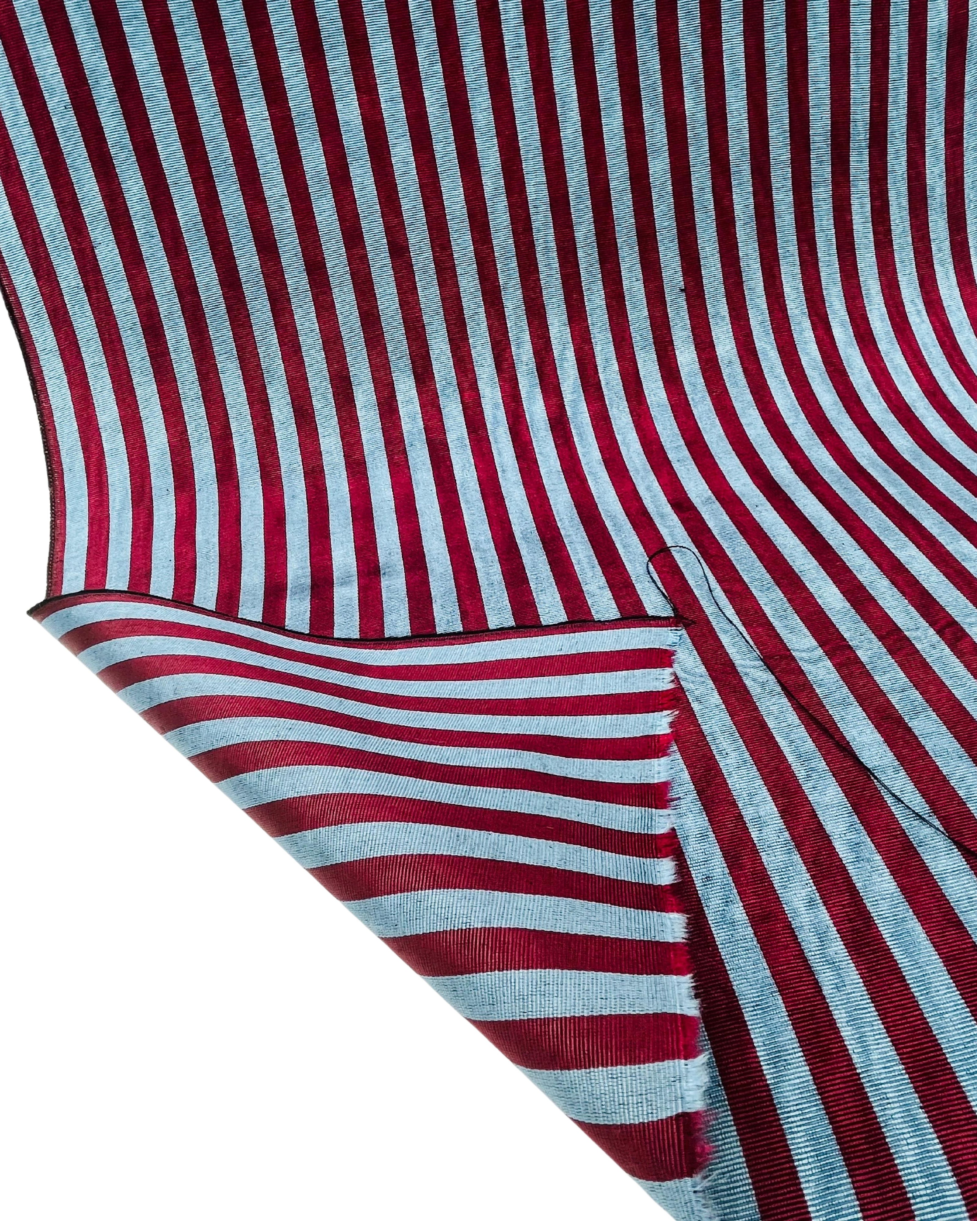 Rembourrage luxueux en soie rayé bleu bordeaux pour tête de lit ottoman, tissus d'intérieur pour textiles de maison : housses d'oreiller, motifs inspirés du kimono, motifs en filigrane.