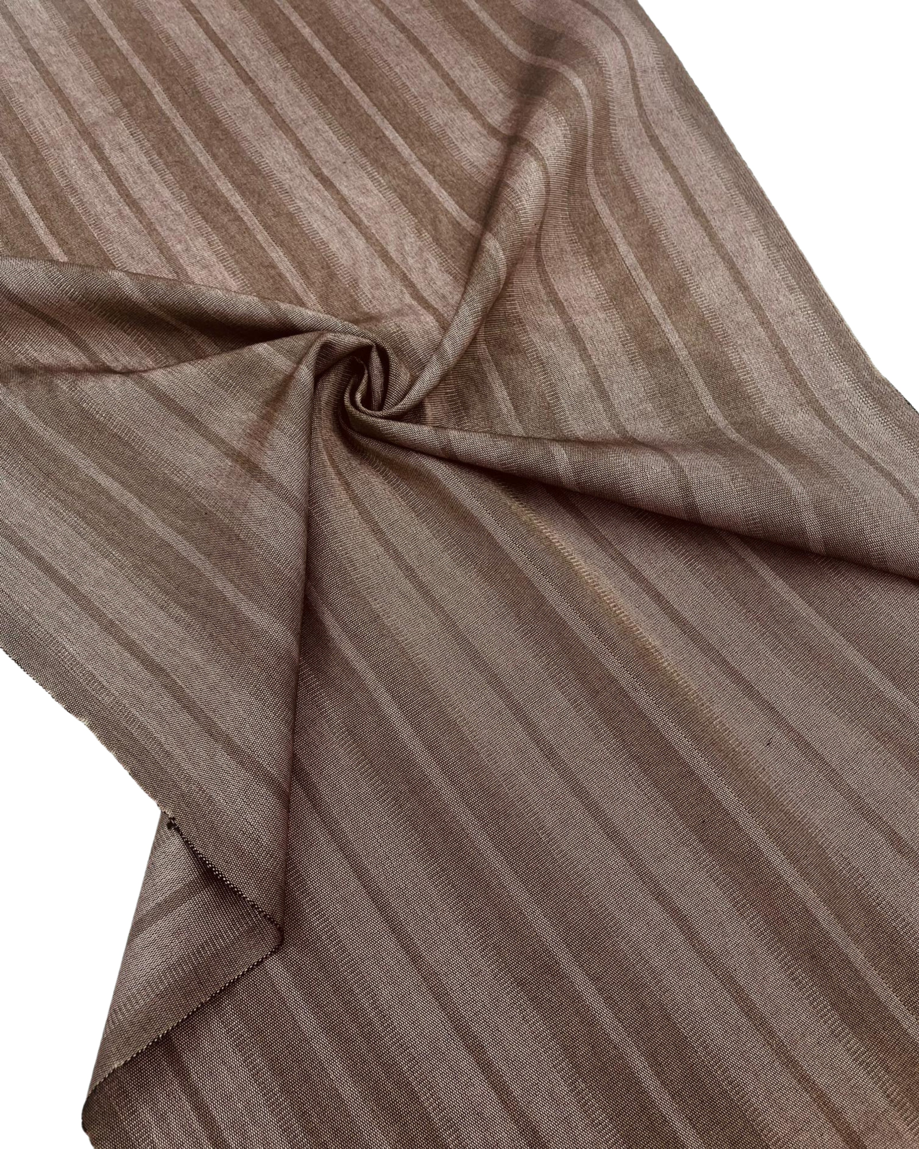 Rembourrage luxueux en soie à rayures marron et beige pour tête de lit ottoman, tissus d'intérieur pour textiles de maison : housses d'oreiller, motifs inspirés du kimono, motifs en filigrane.