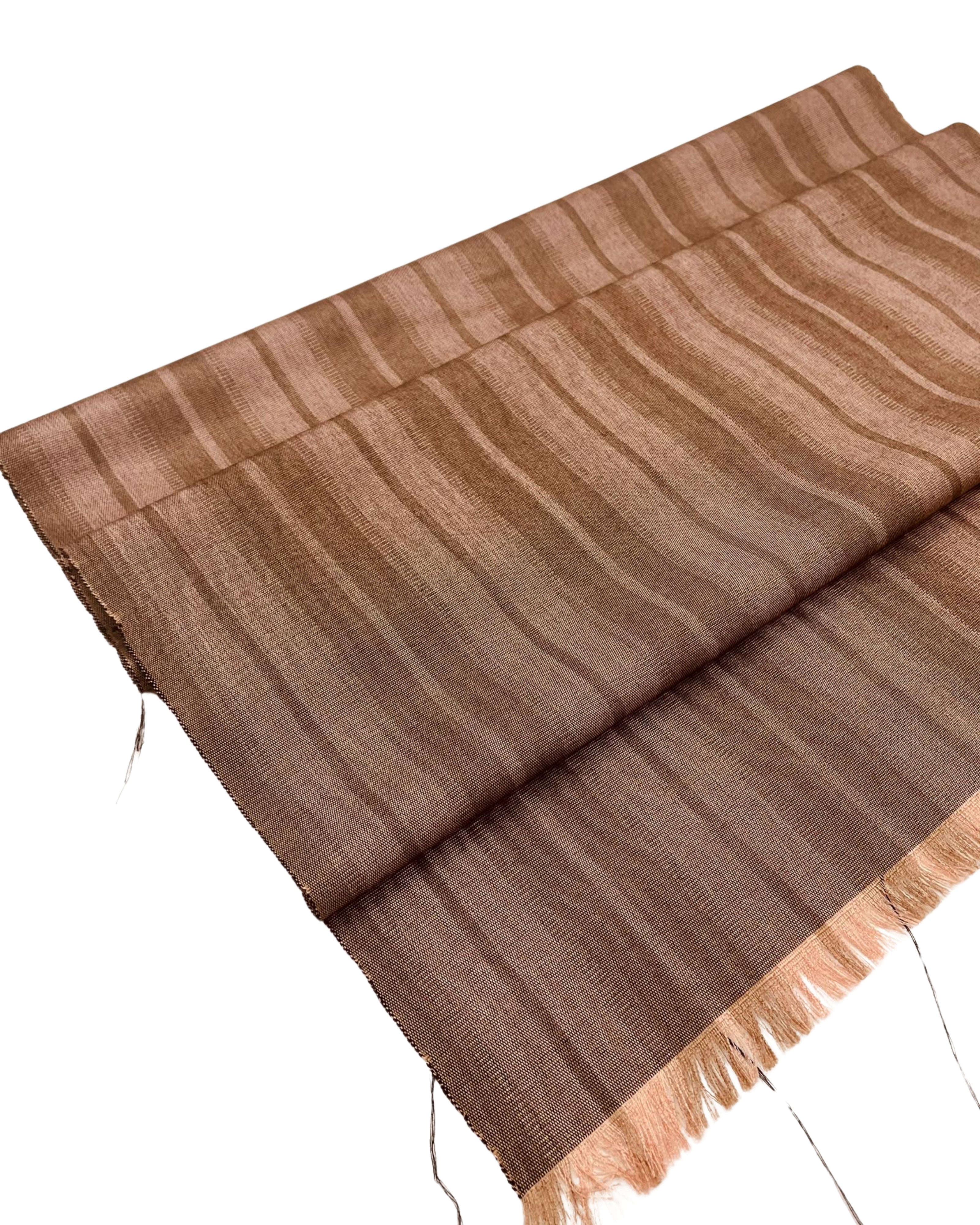 Rembourrage luxueux en soie à rayures marron et beige pour tête de lit ottoman, tissus d'intérieur pour textiles de maison : housses d'oreiller, motifs inspirés du kimono, motifs en filigrane.