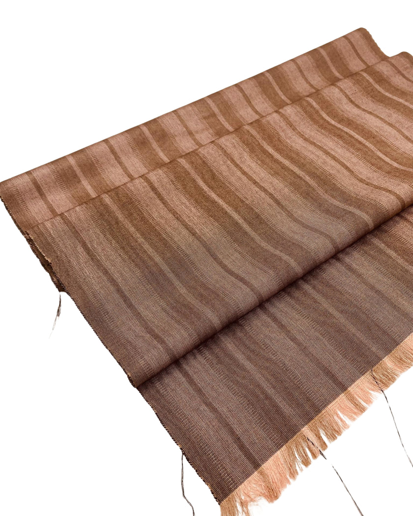 Rembourrage luxueux en soie à rayures marron et beige pour tête de lit ottoman, tissus d'intérieur pour textiles de maison : housses d'oreiller, motifs inspirés du kimono, motifs en filigrane.