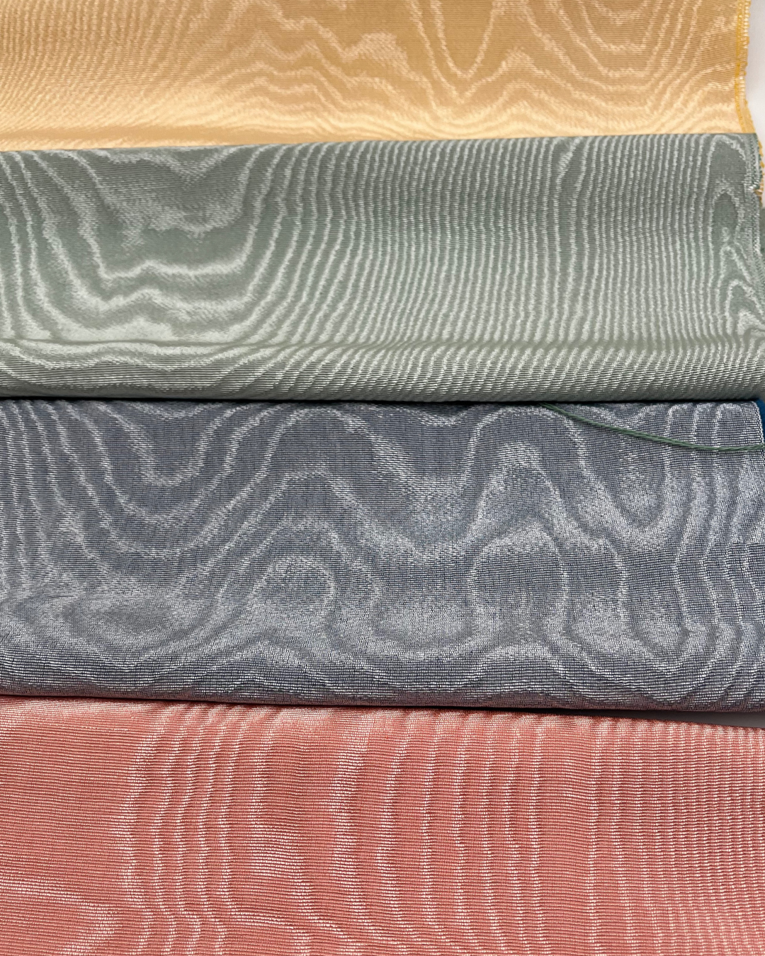 Rembourrage luxueux en soie saumon pour tête de lit ottoman, tissus d'intérieur pour textiles de maison : housses d'oreiller, motifs inspirés du kimono, motifs en filigrane.