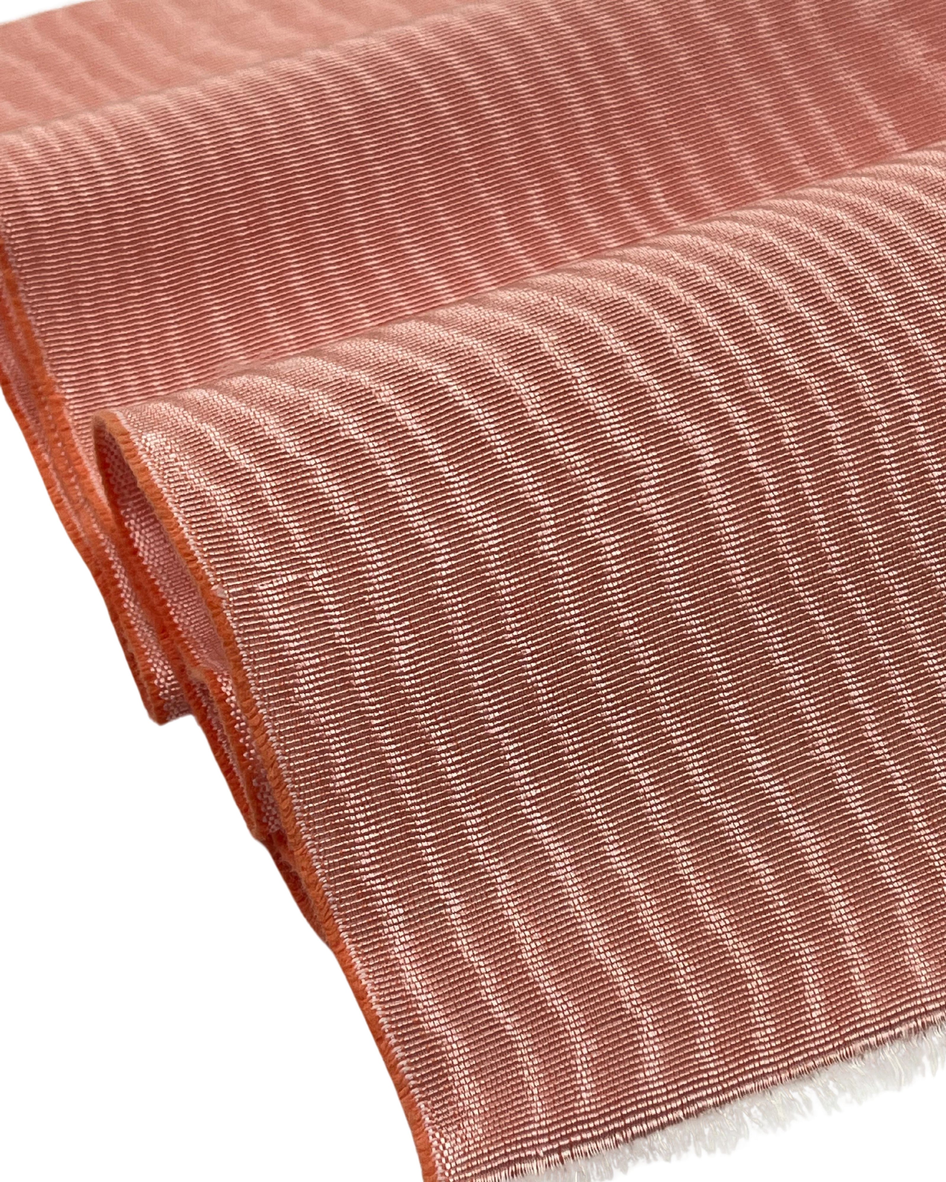 Rembourrage luxueux en soie saumon pour tête de lit ottoman, tissus d'intérieur pour textiles de maison : housses d'oreiller, motifs inspirés du kimono, motifs en filigrane.
