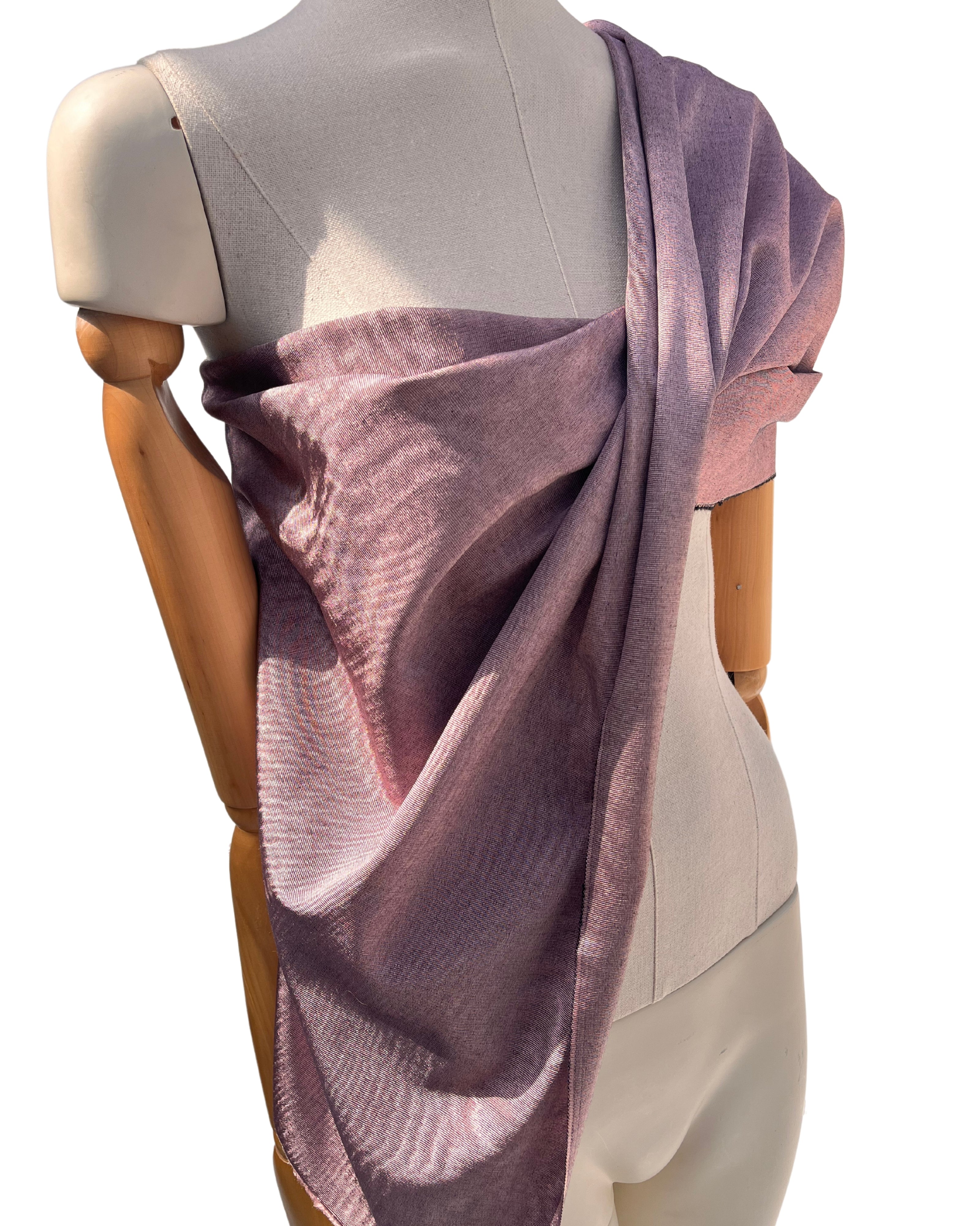 Rembourrage luxueux en soie rose pastel pour tête de lit ottoman, tissus d'intérieur pour textiles de maison : housses d'oreiller, motifs inspirés du kimono, motifs en filigrane.