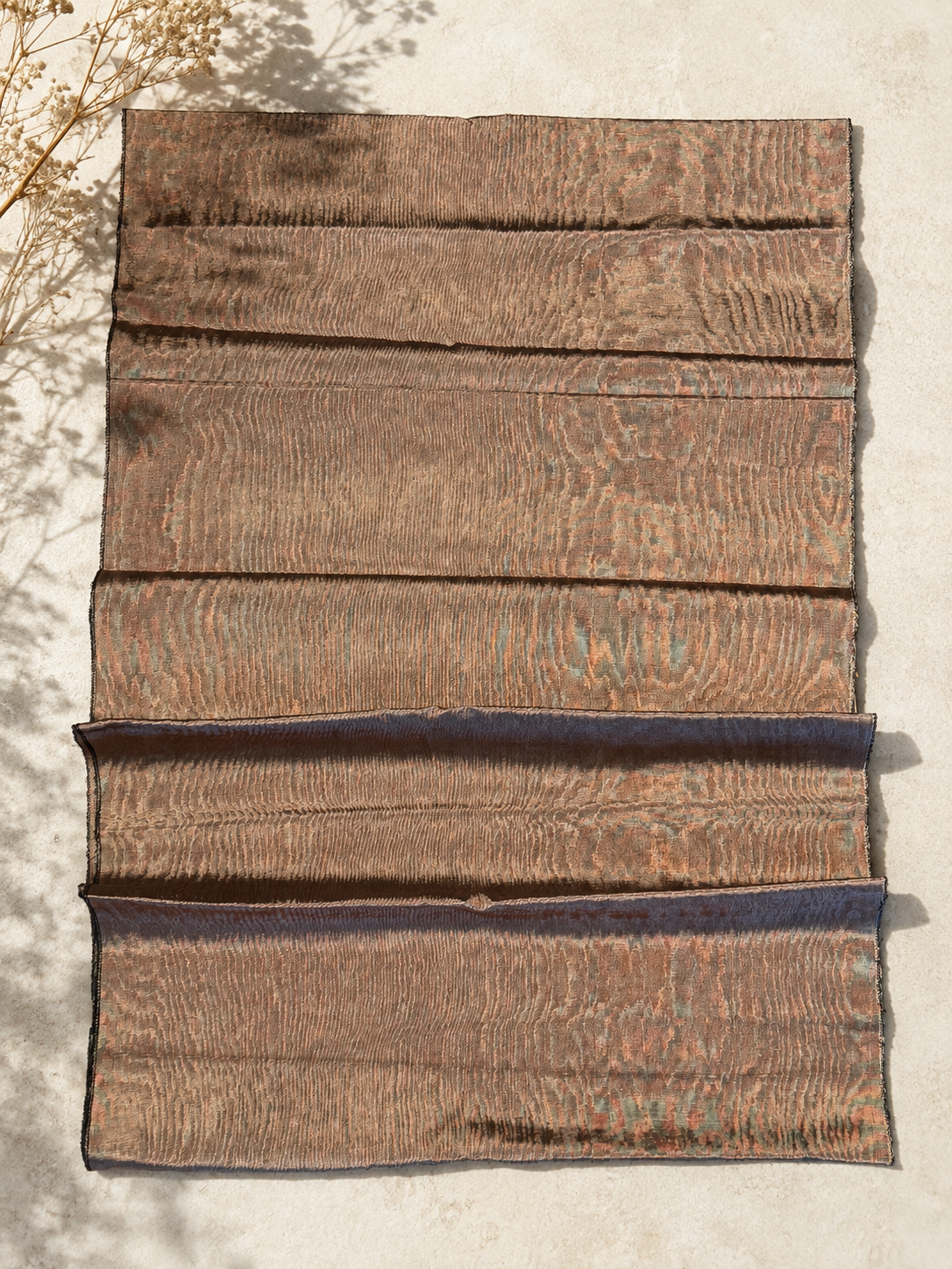 Tapisserie d'ameublement luxueuse en soie noire pour tête de lit ottomane, tissus d'intérieur pour textiles de maison : housses d'oreiller, motifs inspirés du kimono, motifs en filigrane.