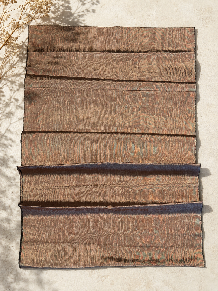 Tapisserie d'ameublement luxueuse en soie noire pour tête de lit ottomane, tissus d'intérieur pour textiles de maison : housses d'oreiller, motifs inspirés du kimono, motifs en filigrane.