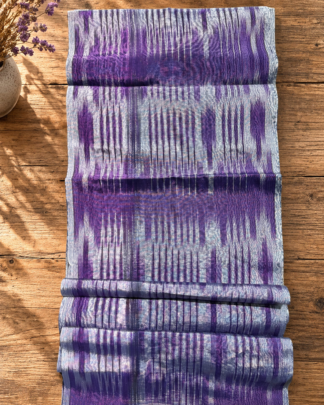 Rembourrage luxueux en soie à rayures Ikat bleues pour tête de lit ottoman, tissus d'intérieur pour textiles de maison : housses d'oreiller, motifs inspirés du kimono, motifs en filigrane.