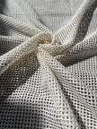 Tissu biologique doux en coton maillé, blanc écru - options de couleur noire disponibles, tissu en maille fluide transparent et doux.