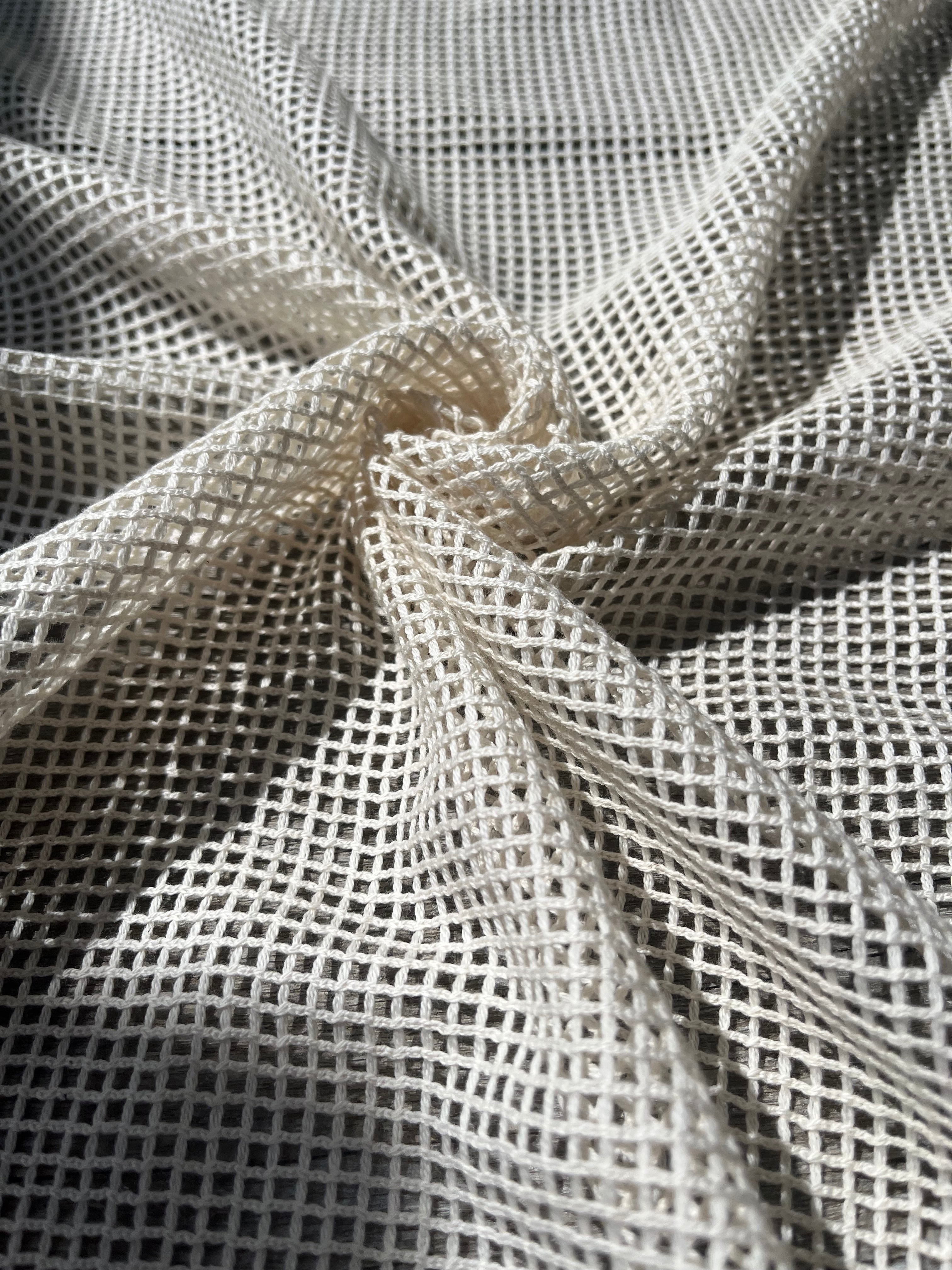 Tissu biologique doux en coton maillé, blanc écru - options de couleur noire disponibles, tissu en maille fluide transparent et doux.
