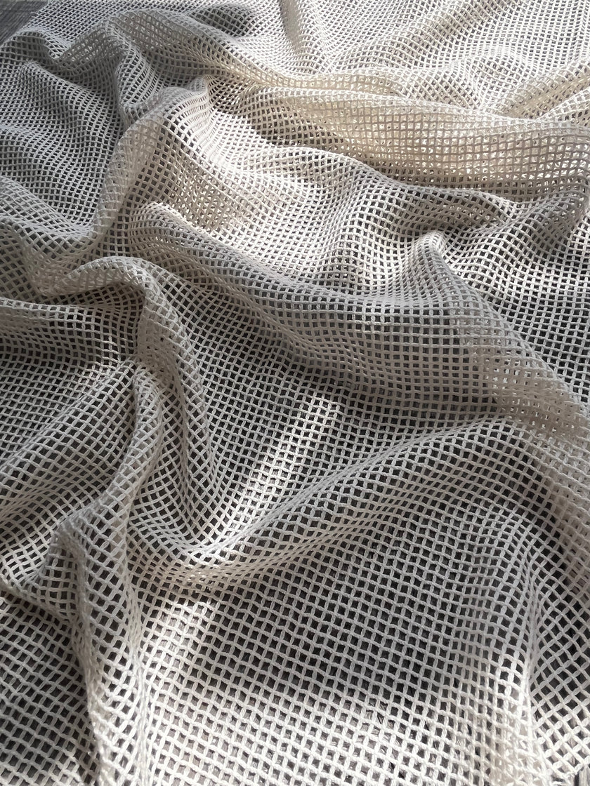Tissu biologique doux en coton maillé, blanc écru - options de couleur noire disponibles, tissu en maille fluide transparent et doux.