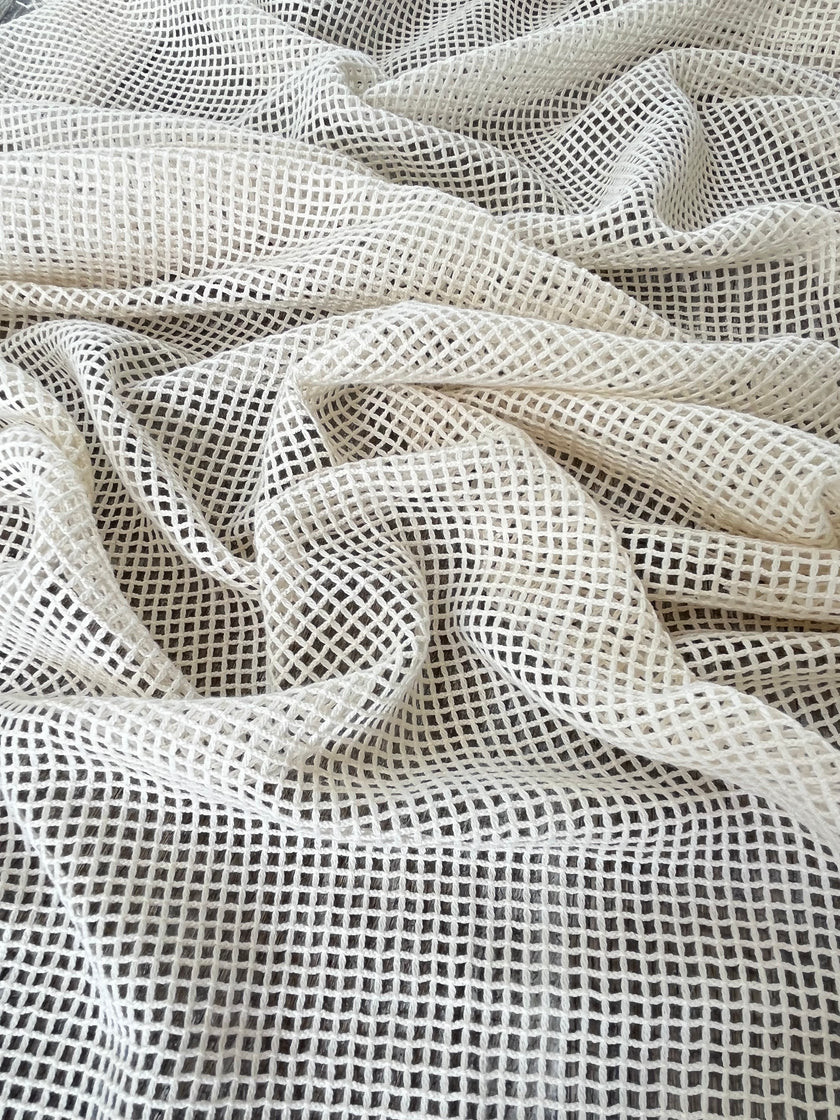 Tissu biologique doux en coton maillé, blanc écru - options de couleur noire disponibles, tissu en maille fluide transparent et doux.