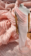Tissu en lin rose rose sec par cour, tissu en coton biologique, tissus naturels semi-transparents texturés à la main.