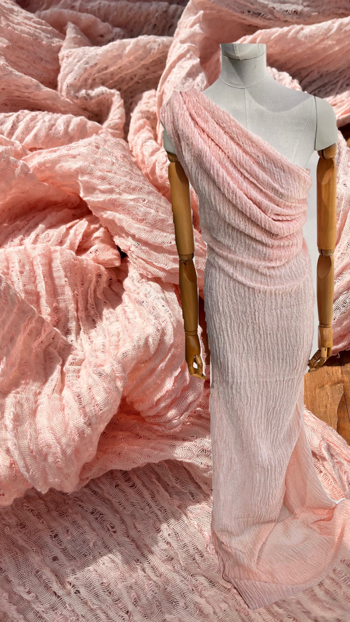 Tissu en lin rose rose sec par cour, tissu en coton biologique, tissus naturels semi-transparents texturés à la main.