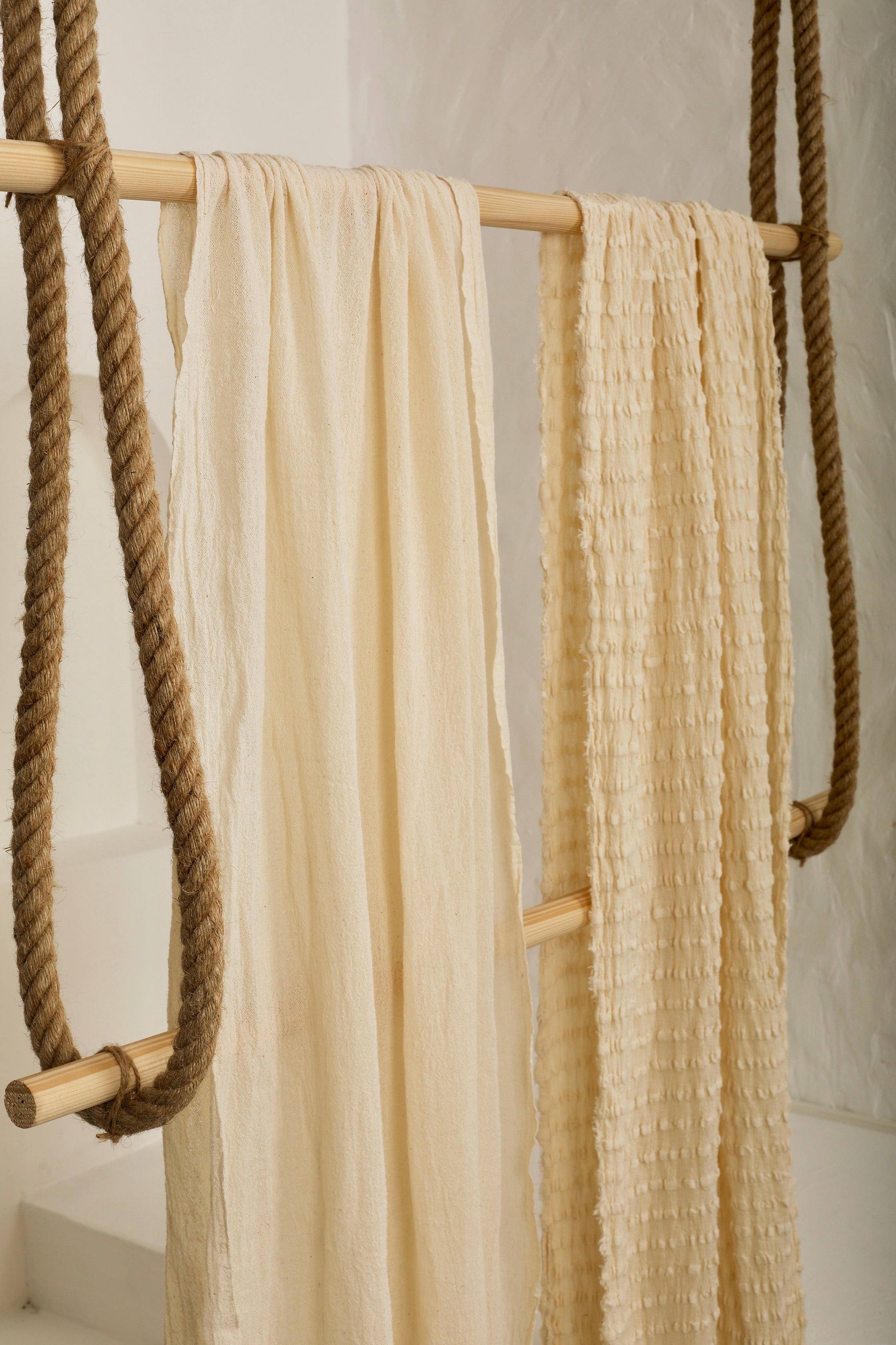 Tissu froissé en coton turc texturé spécial : qualité unique pour les robes d'été kimono et les tenues de nouveau-né | Options de gaze, transparentes et extensibles.