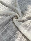 Tissu de gaze froissé de couleur ivoire neutre non blanchi, tissu Sile. Tissu Sile.