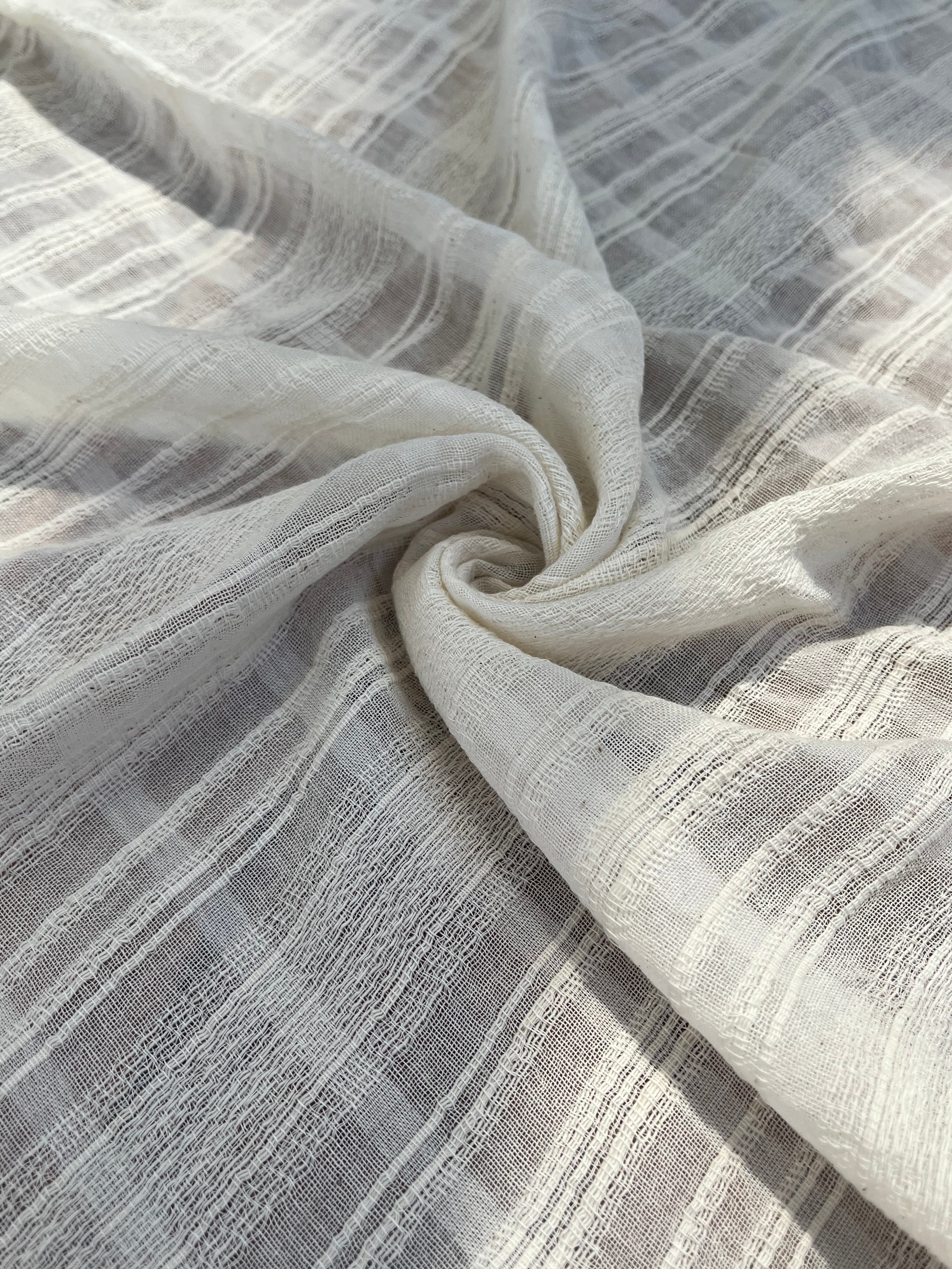 Tissu de gaze froissé de couleur ivoire neutre non blanchi, tissu Sile. Tissu Sile.