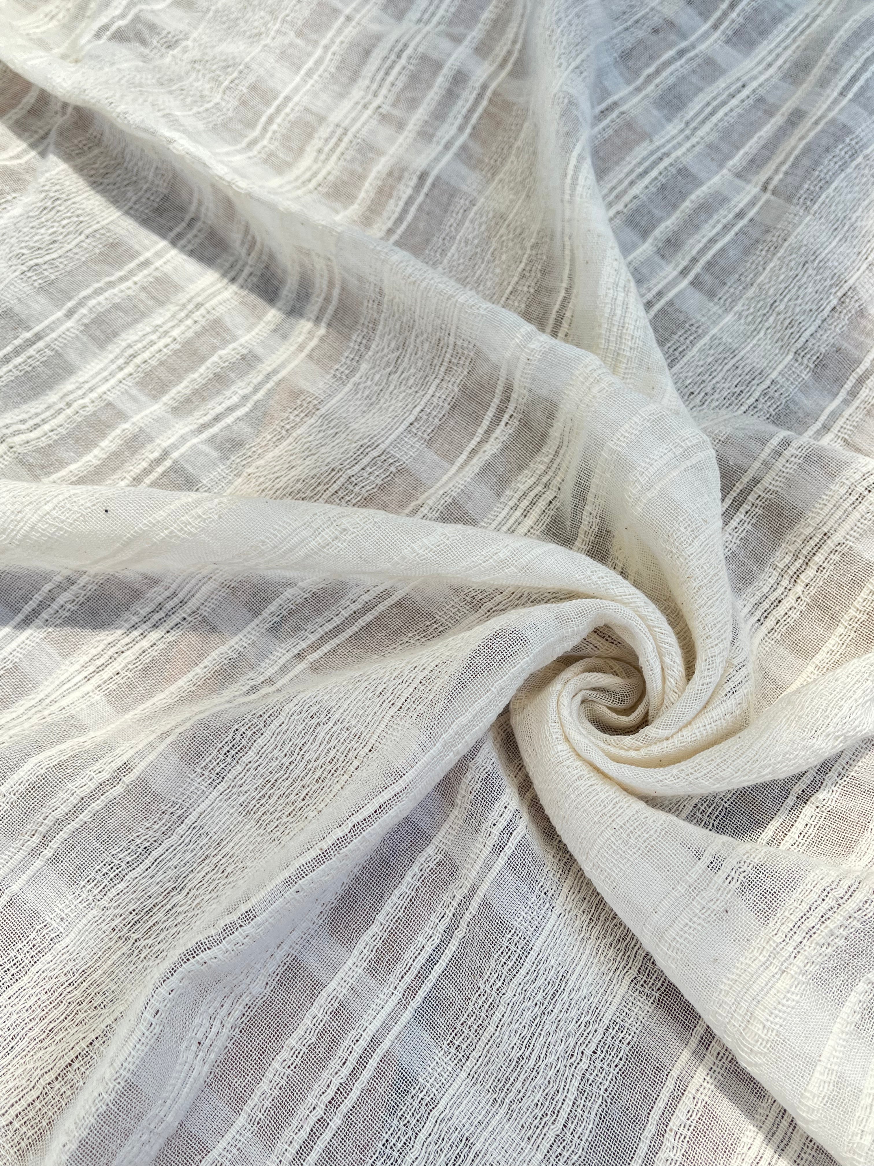 Tissu de gaze froissé de couleur ivoire neutre non blanchi, tissu Sile. Tissu Sile.