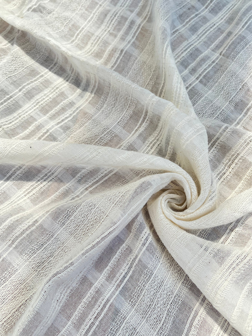 Tissu de gaze froissé de couleur ivoire neutre non blanchi, tissu Sile. Tissu Sile.