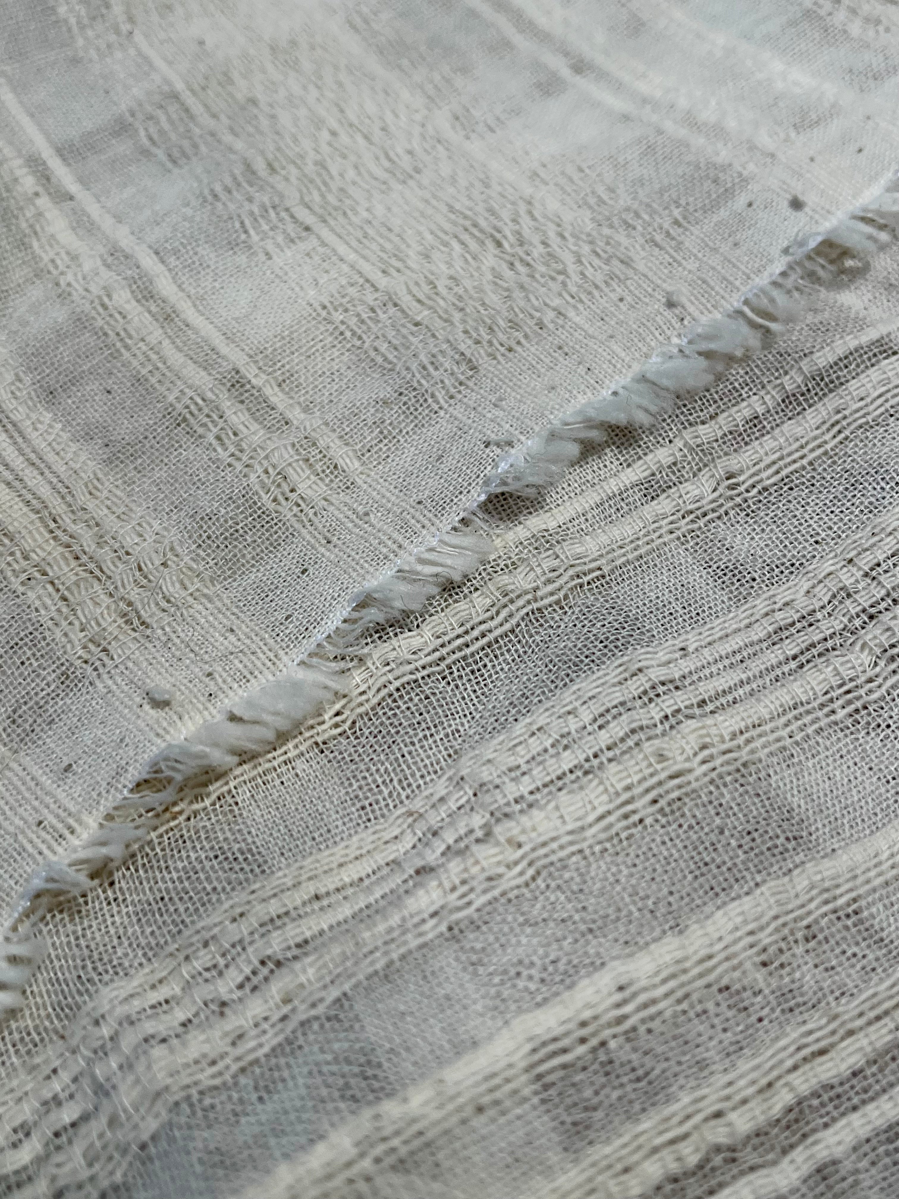 Tissu de gaze froissé de couleur ivoire neutre non blanchi, tissu Sile. Tissu Sile.