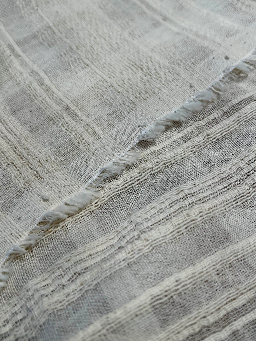 Tissu de gaze froissé de couleur ivoire neutre non blanchi, tissu Sile. Tissu Sile.