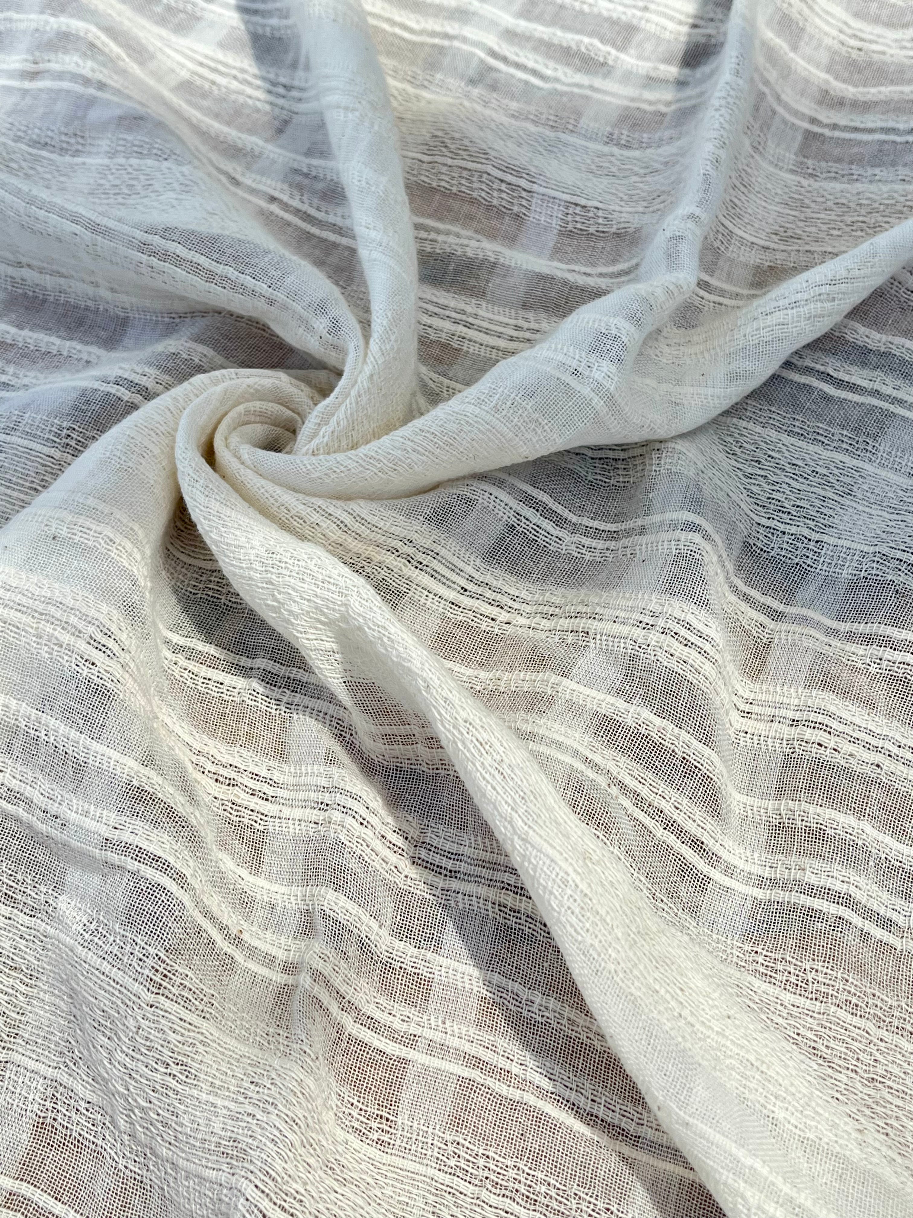 Tissu de gaze froissé de couleur ivoire neutre non blanchi, tissu Sile. Tissu Sile.