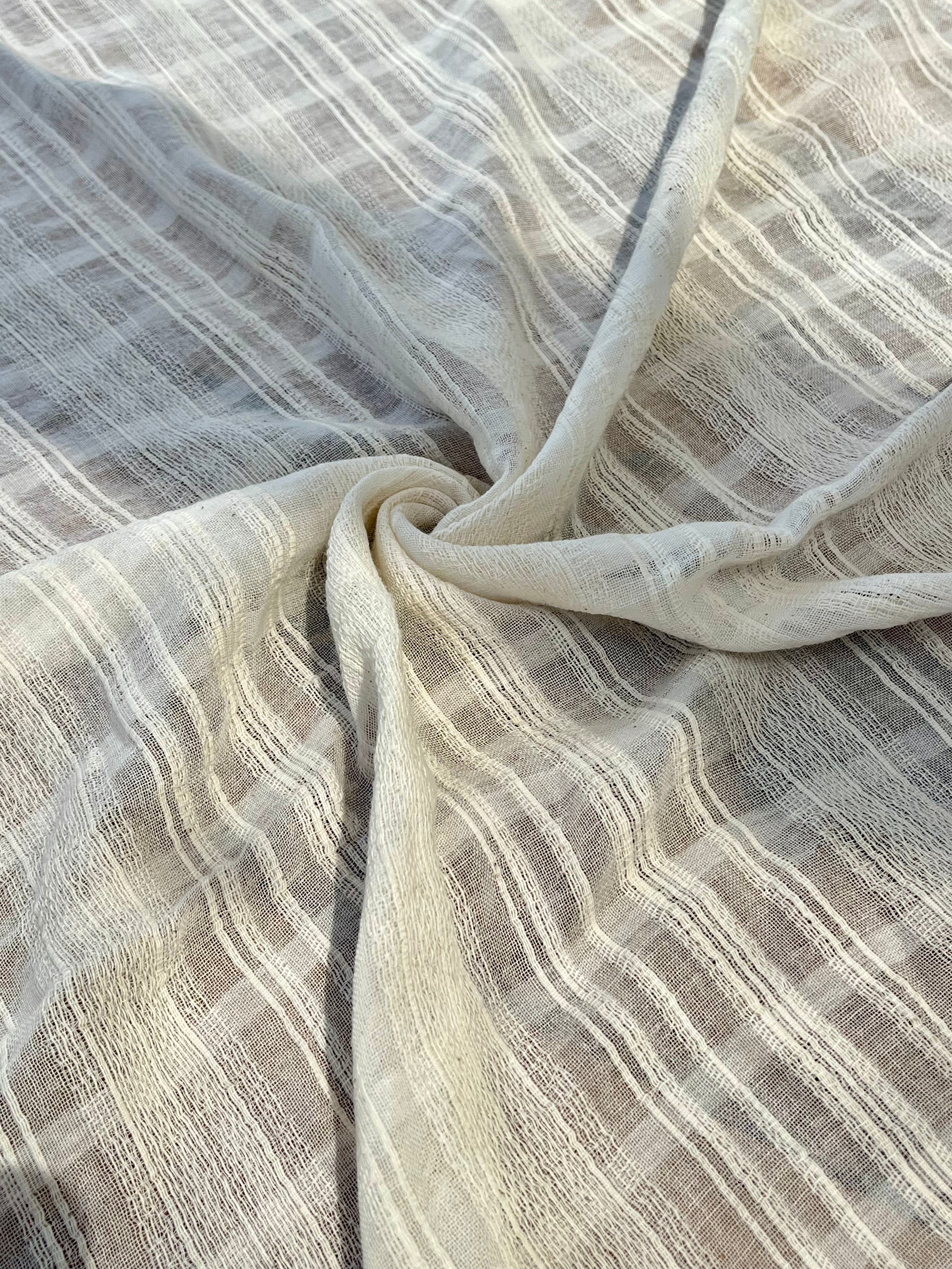 Tissu de gaze froissé de couleur ivoire neutre non blanchi, tissu Sile. Tissu Sile.