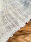 Tissu de gaze froissé de couleur ivoire neutre non blanchi, tissu Sile. Tissu Sile.