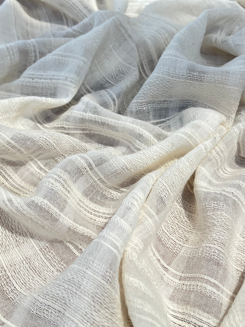 Tissu de gaze froissé de couleur ivoire neutre non blanchi, tissu Sile. Tissu Sile.