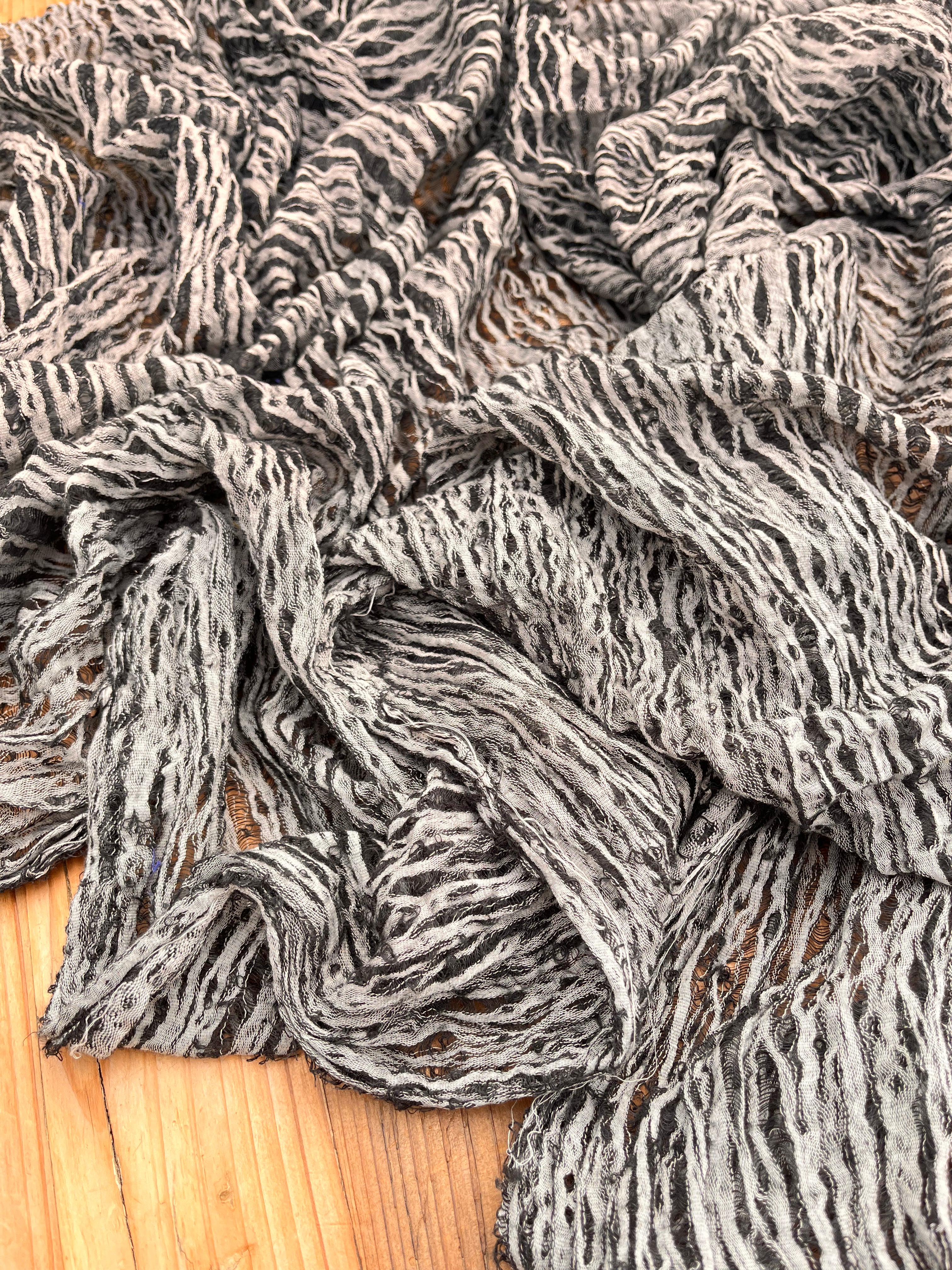 Tissu en lin noir et blanc par cour, tissu en coton biologique, tissus naturels semi-transparents texturés à la main.
