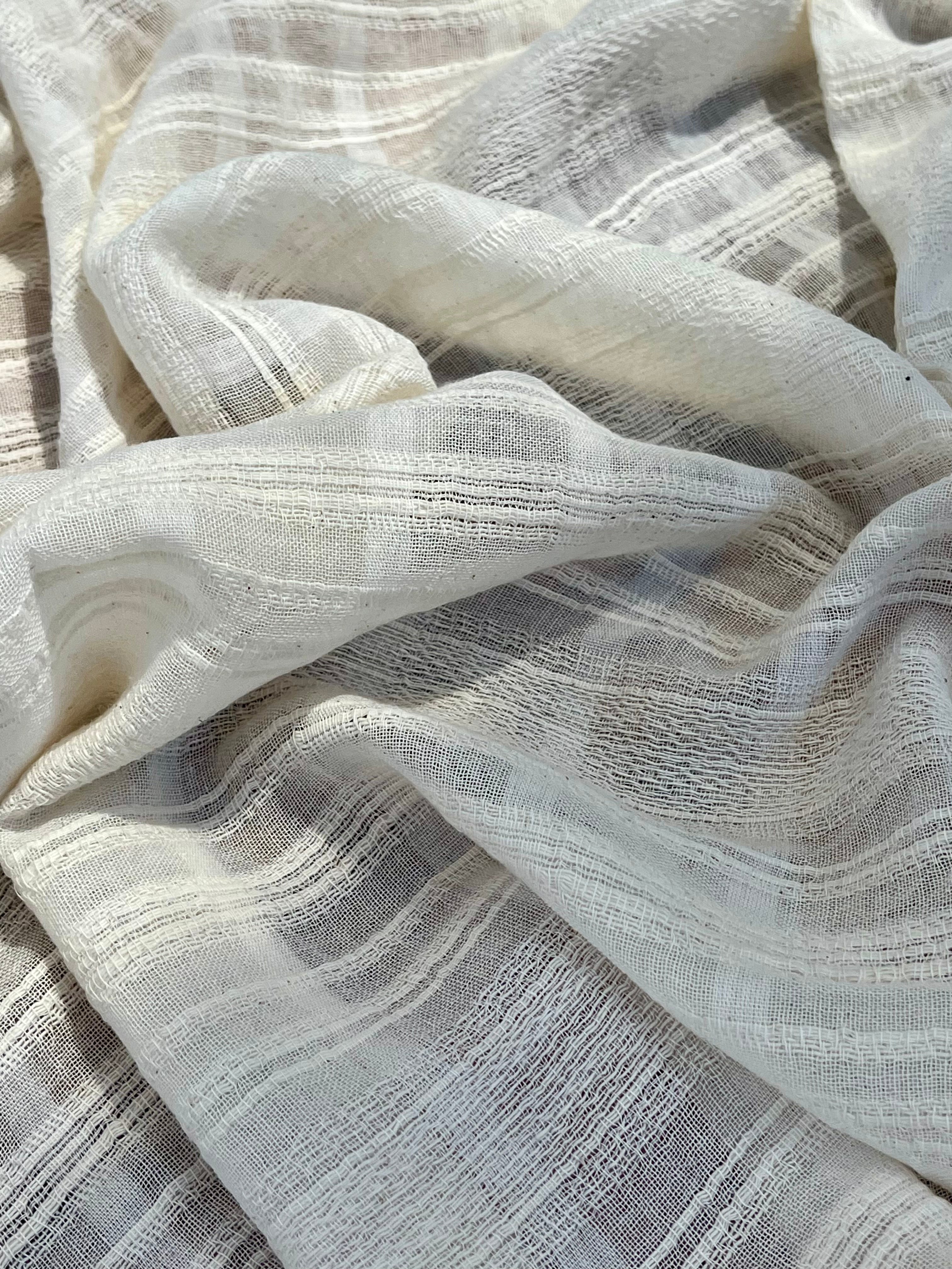 Tissu de gaze froissé de couleur ivoire neutre non blanchi, tissu Sile. Tissu Sile.