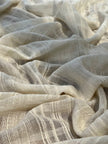 Tissu de gaze froissé de couleur ivoire neutre non blanchi, tissu Sile. Tissu Sile.