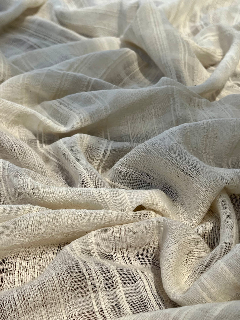 Tissu de gaze froissé de couleur ivoire neutre non blanchi, tissu Sile. Tissu Sile.