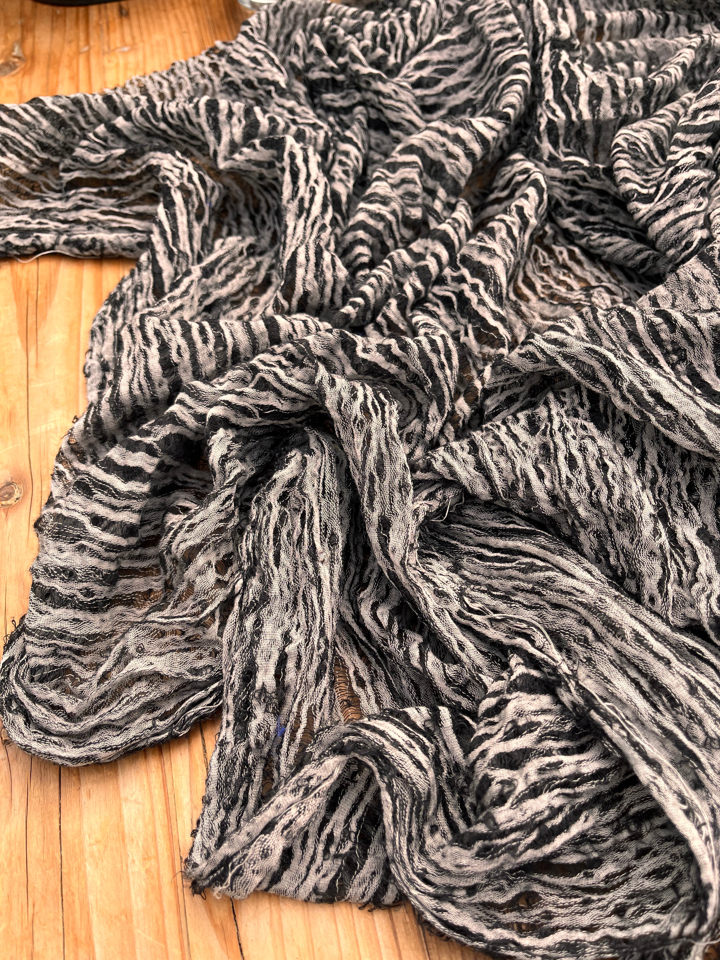 Tissu en lin noir et blanc par cour, tissu en coton biologique, tissus naturels semi-transparents texturés à la main.