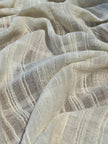 Tissu de gaze froissé de couleur ivoire neutre non blanchi, tissu Sile. Tissu Sile.