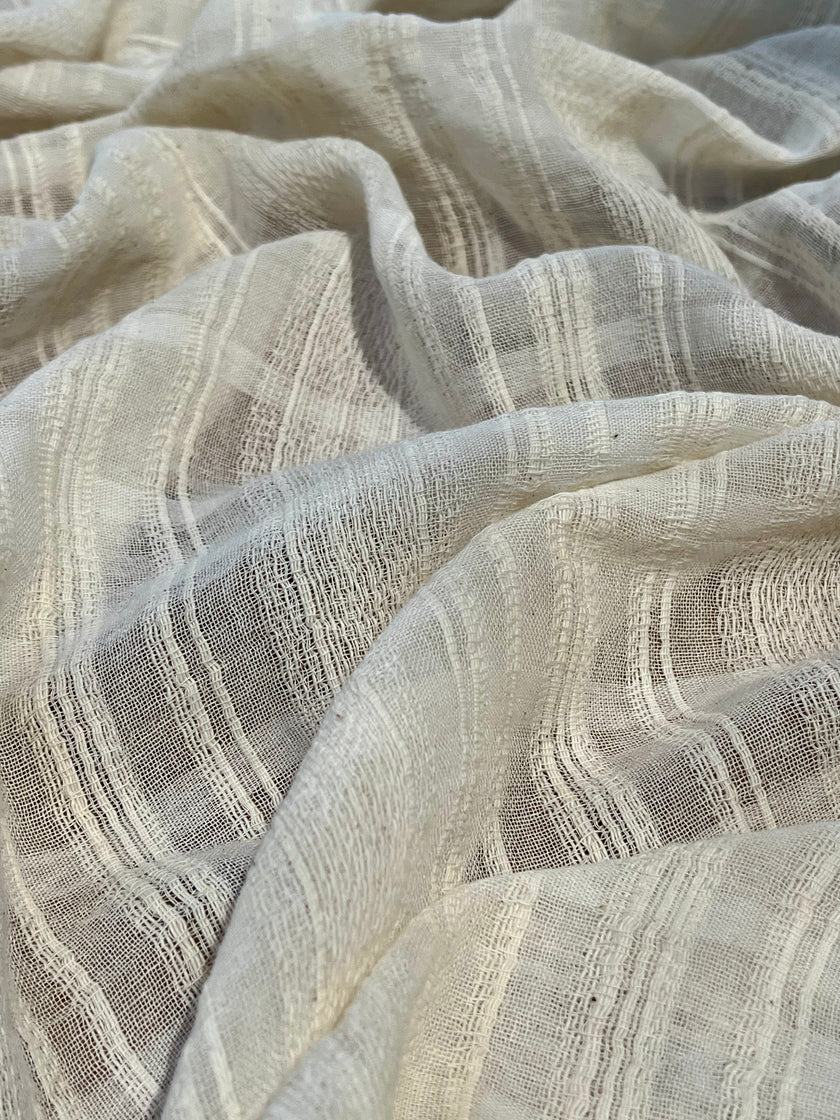 Tissu de gaze froissé de couleur ivoire neutre non blanchi, tissu Sile. Tissu Sile.